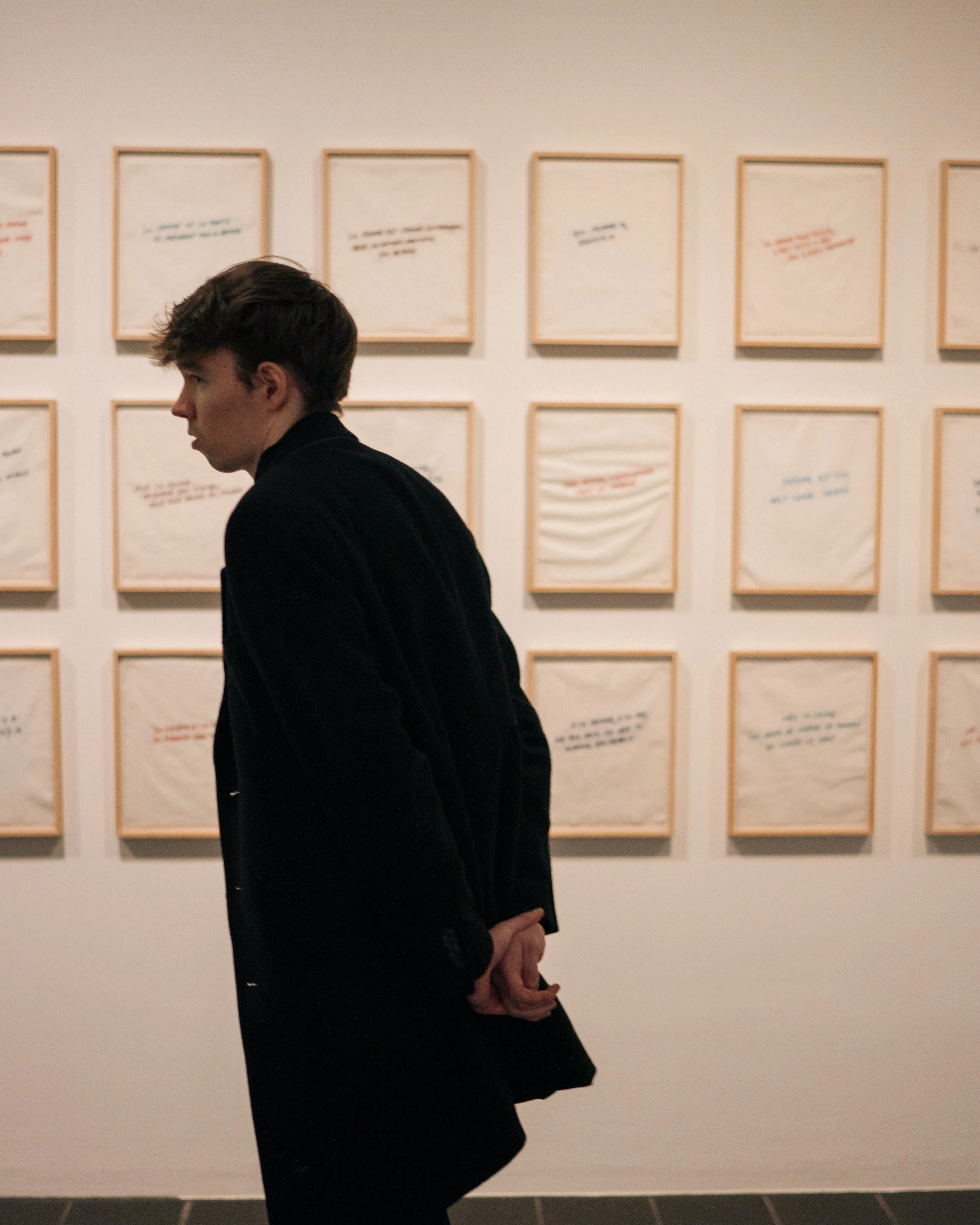 Noi mirant una exposició. Font: Pexels - Sami Abdullah Noi mirant una exposició. Font: Pexels - Sami Abdullah
