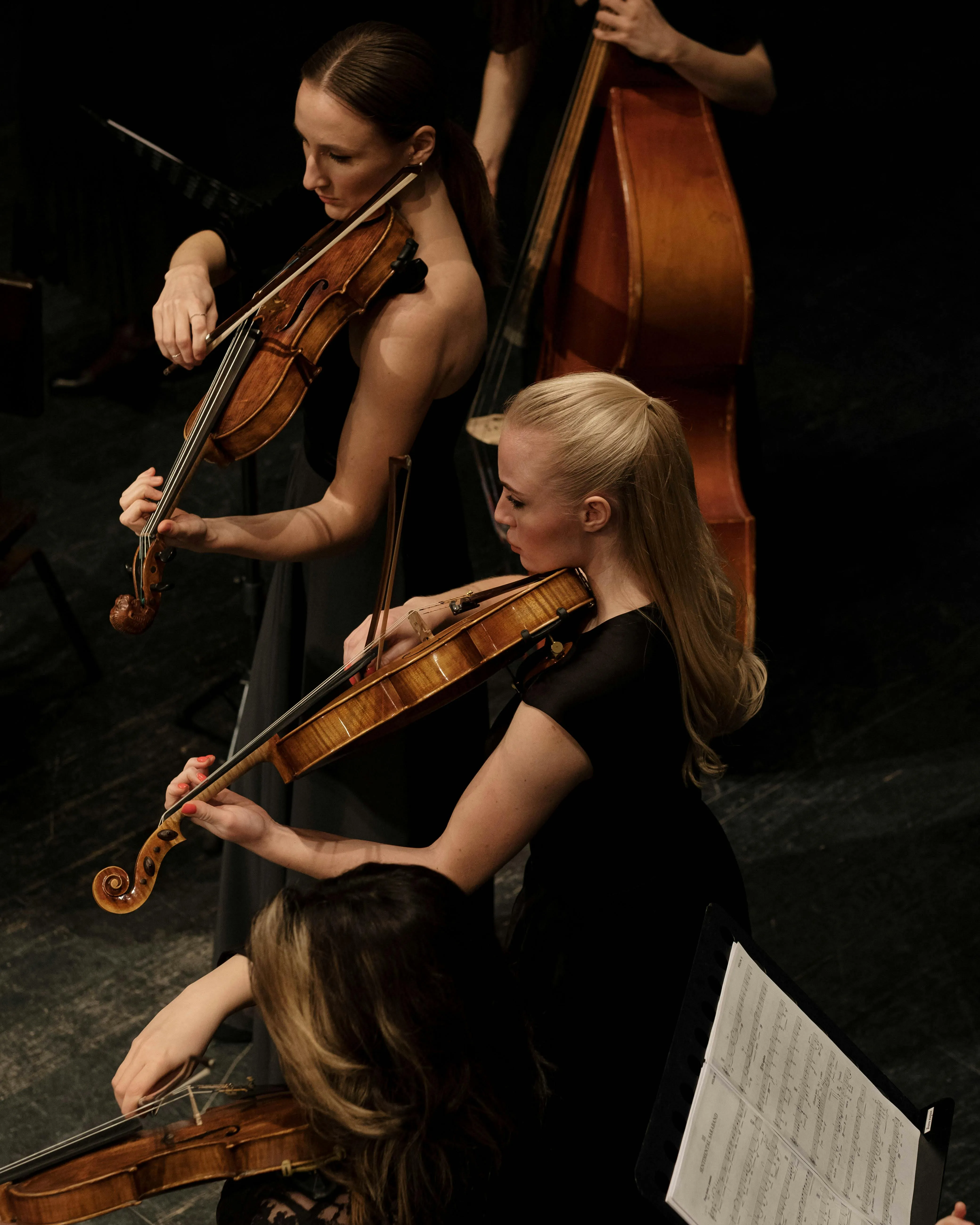 Noies tocant en una orquestra. Font: Pexels - Cottombro Studio