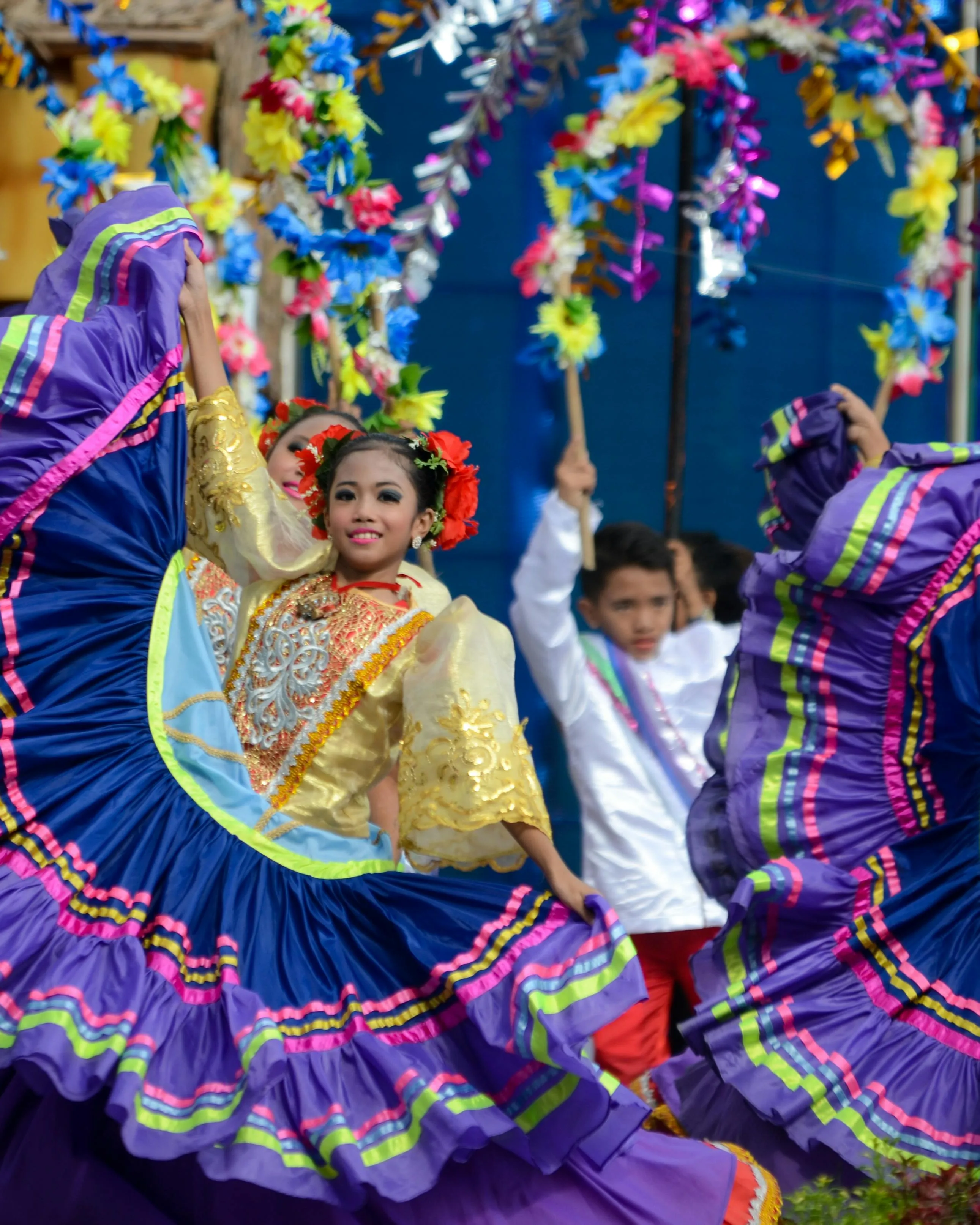 Noies ballant danses tradicionals. Font: Pexels - Jeremiah Odejerte