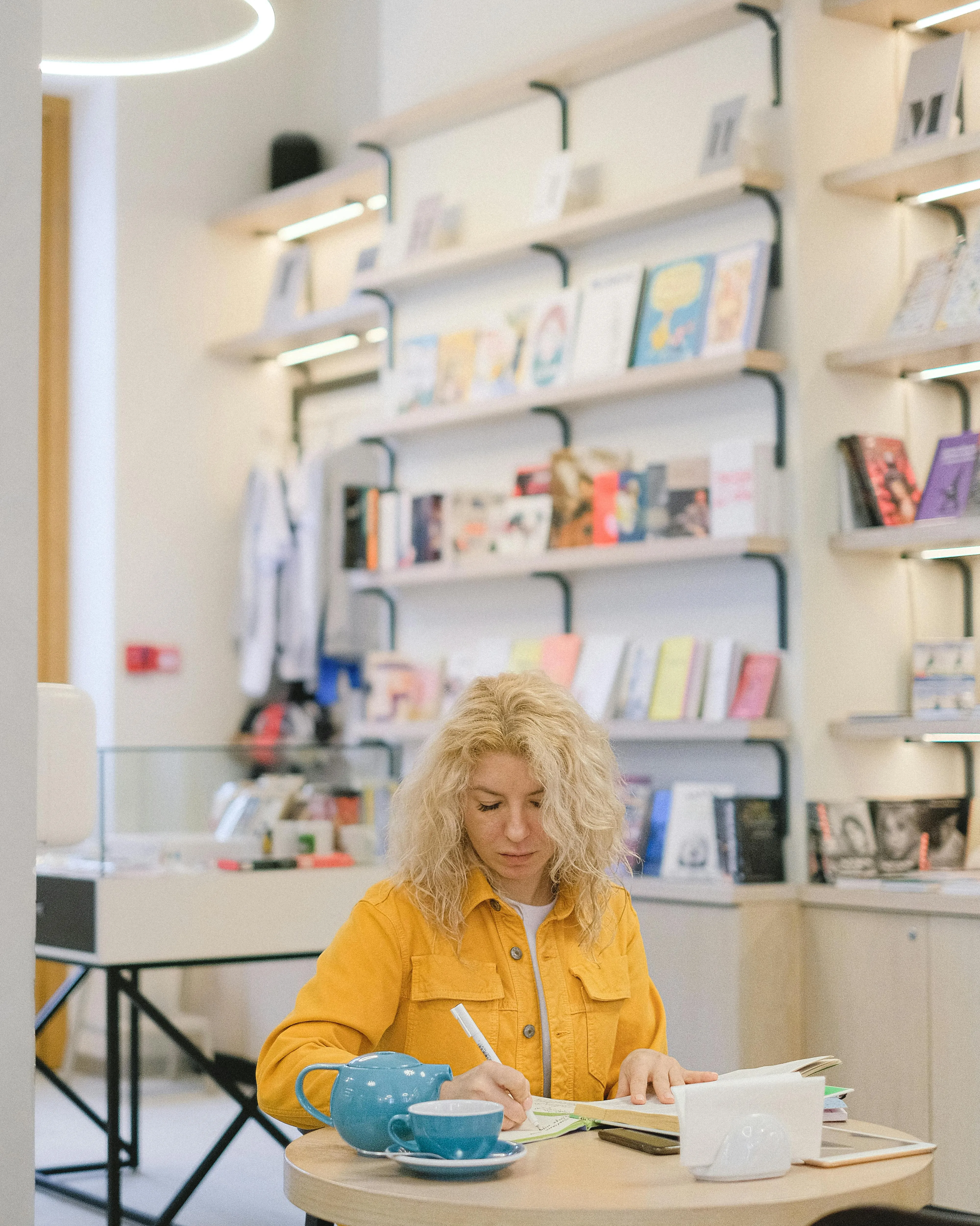 Noia en un stand de llibres. Font: Pexels - SHVETS production 