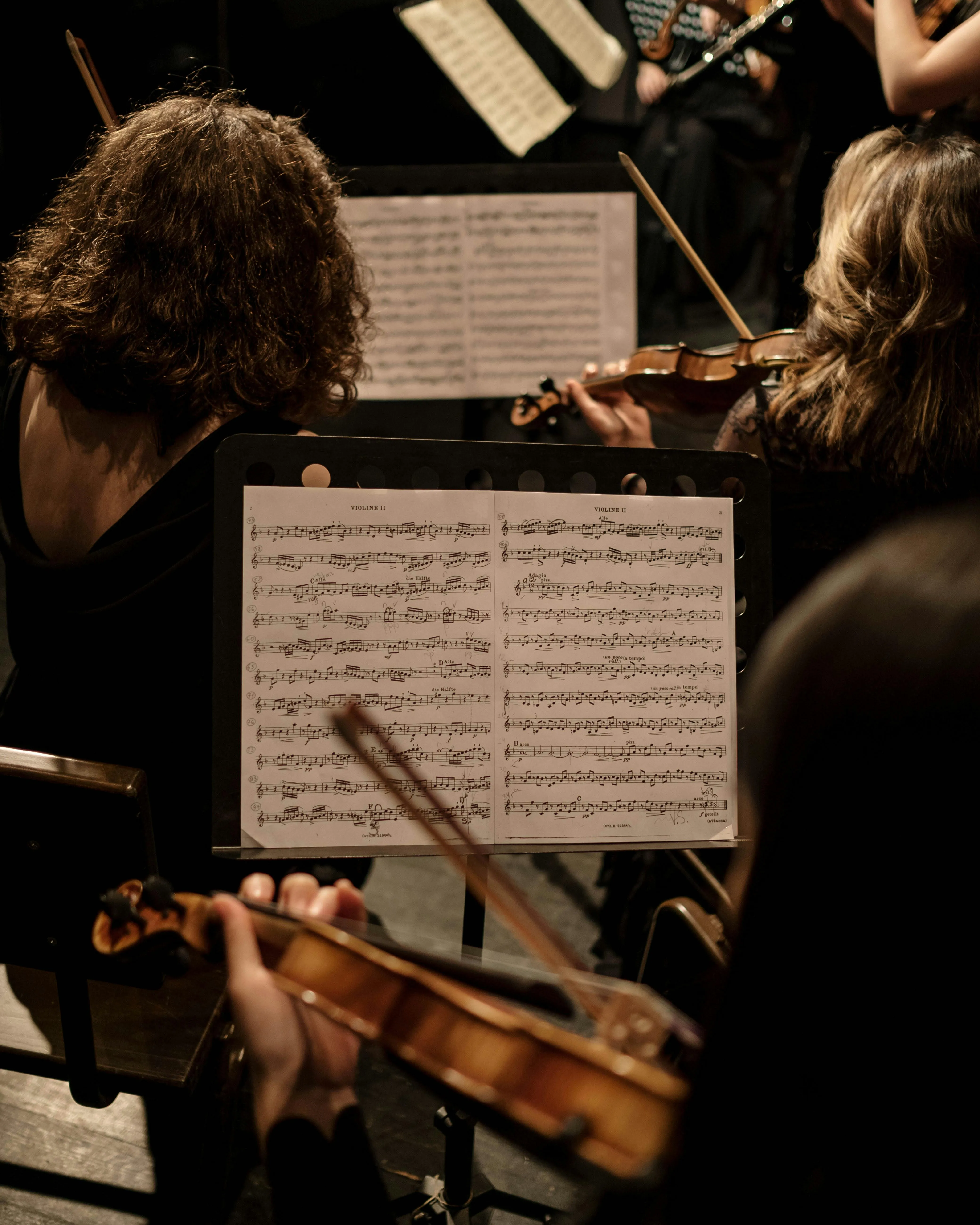 Orquesta tocant. Font: Pexels -cottonbro studio Orquesta tocant. Font: Pexels -cottonbro studio