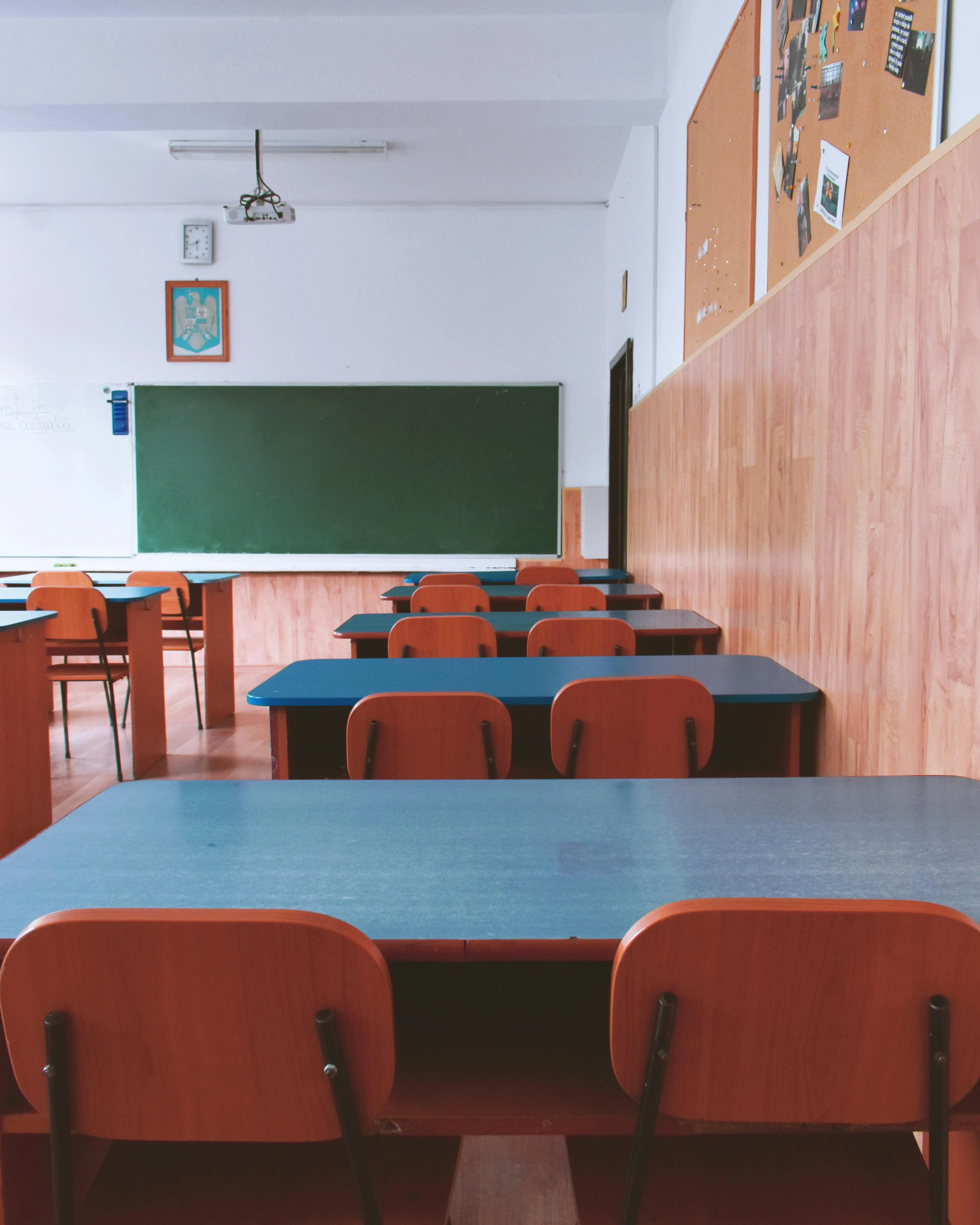 Aula d'escola amb pissarra al fons. Font: Pexels - Dids . Aula d'escola amb pissarra al fons. Font: Pexels - Dids .