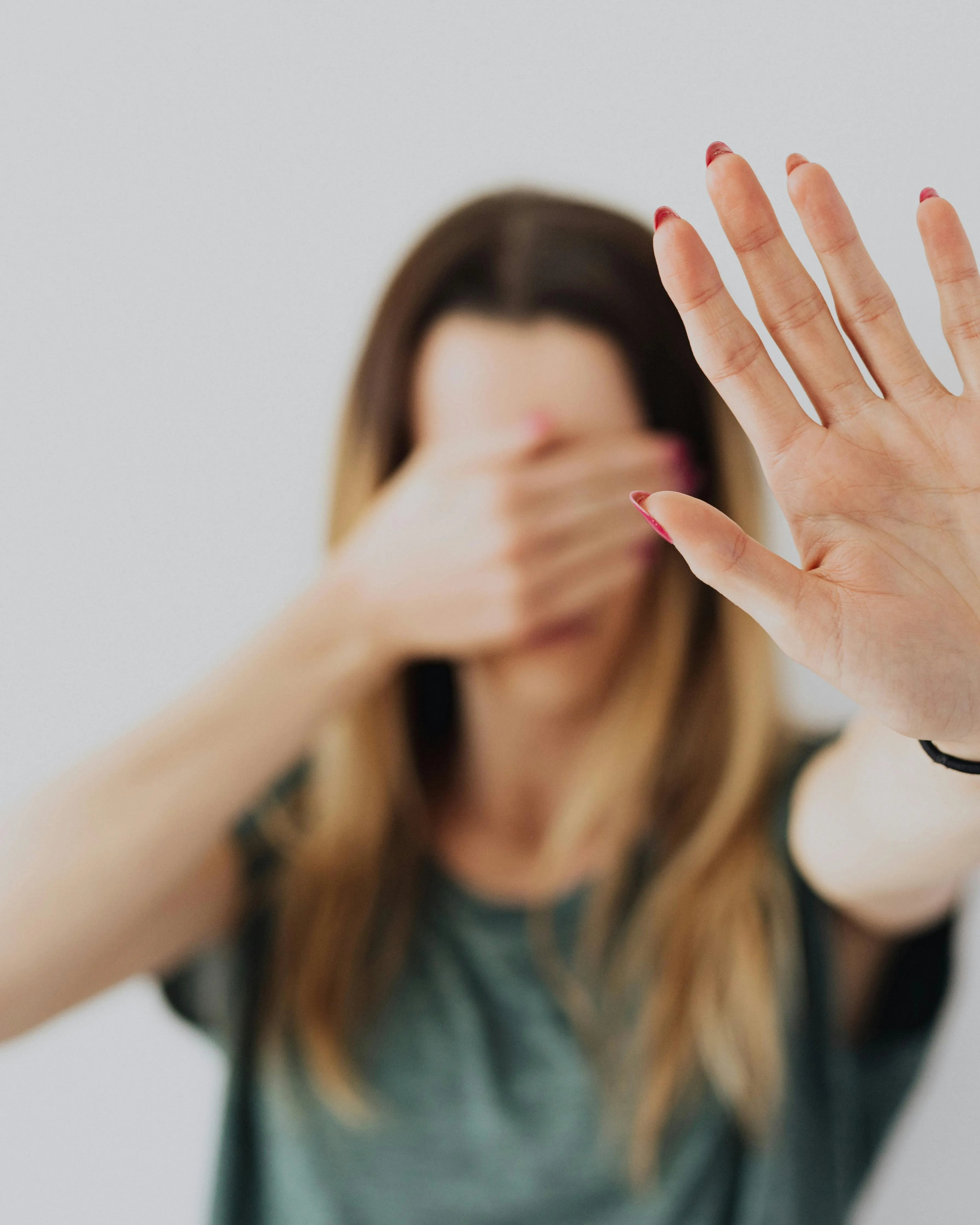 Dona fent senyal de parar i tapant-se els ulls. Font: Pexels - Karolina Grabowska Dona fent senyal de parar i tapant-se els ulls. Font: Pexels - Karolina Grabowska