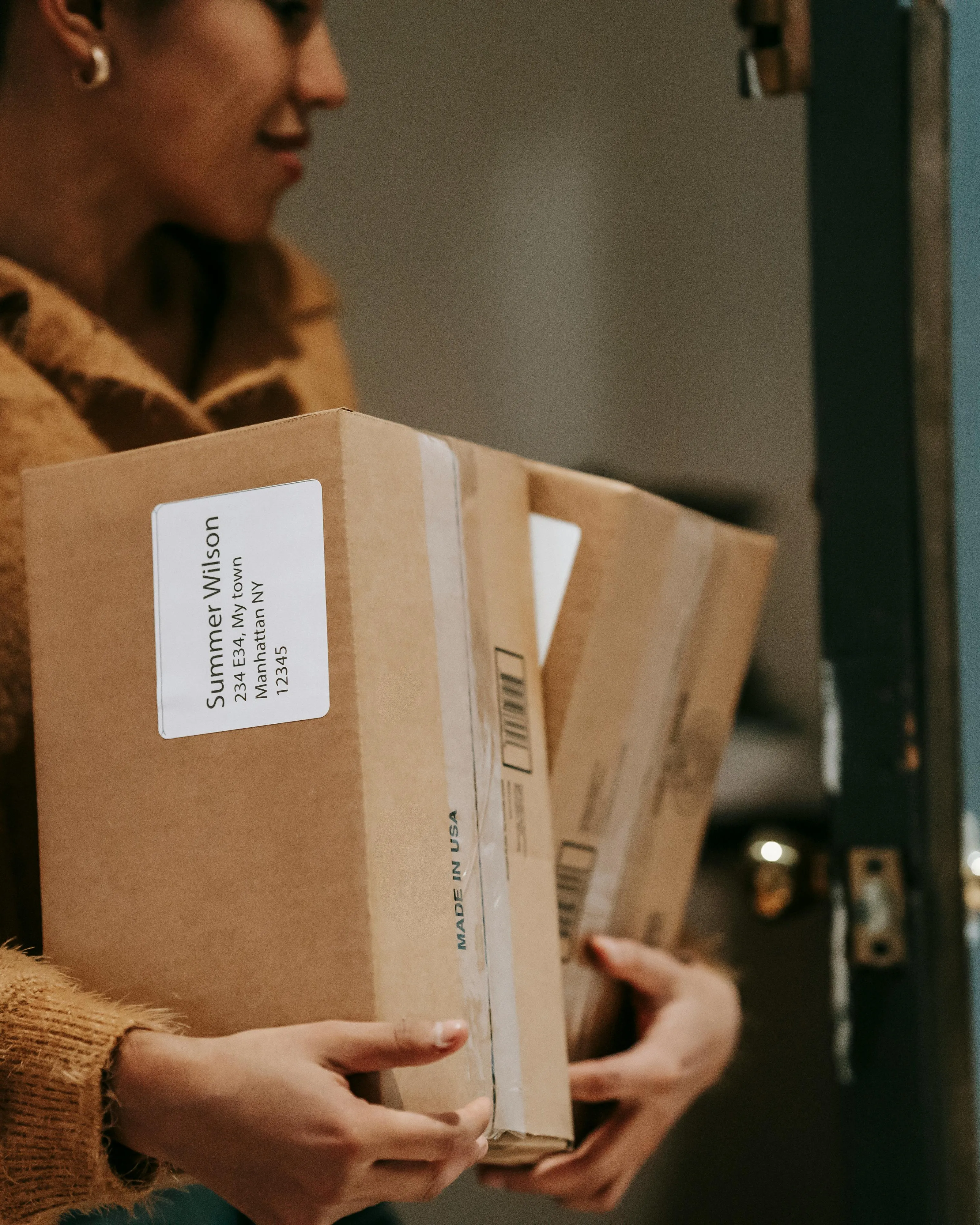 Persona amb caixes i paquets arribant a casa. Font: Pexels - Liza Summer Persona amb caixes i paquets arribant a casa. Font: Pexels - Liza Summer