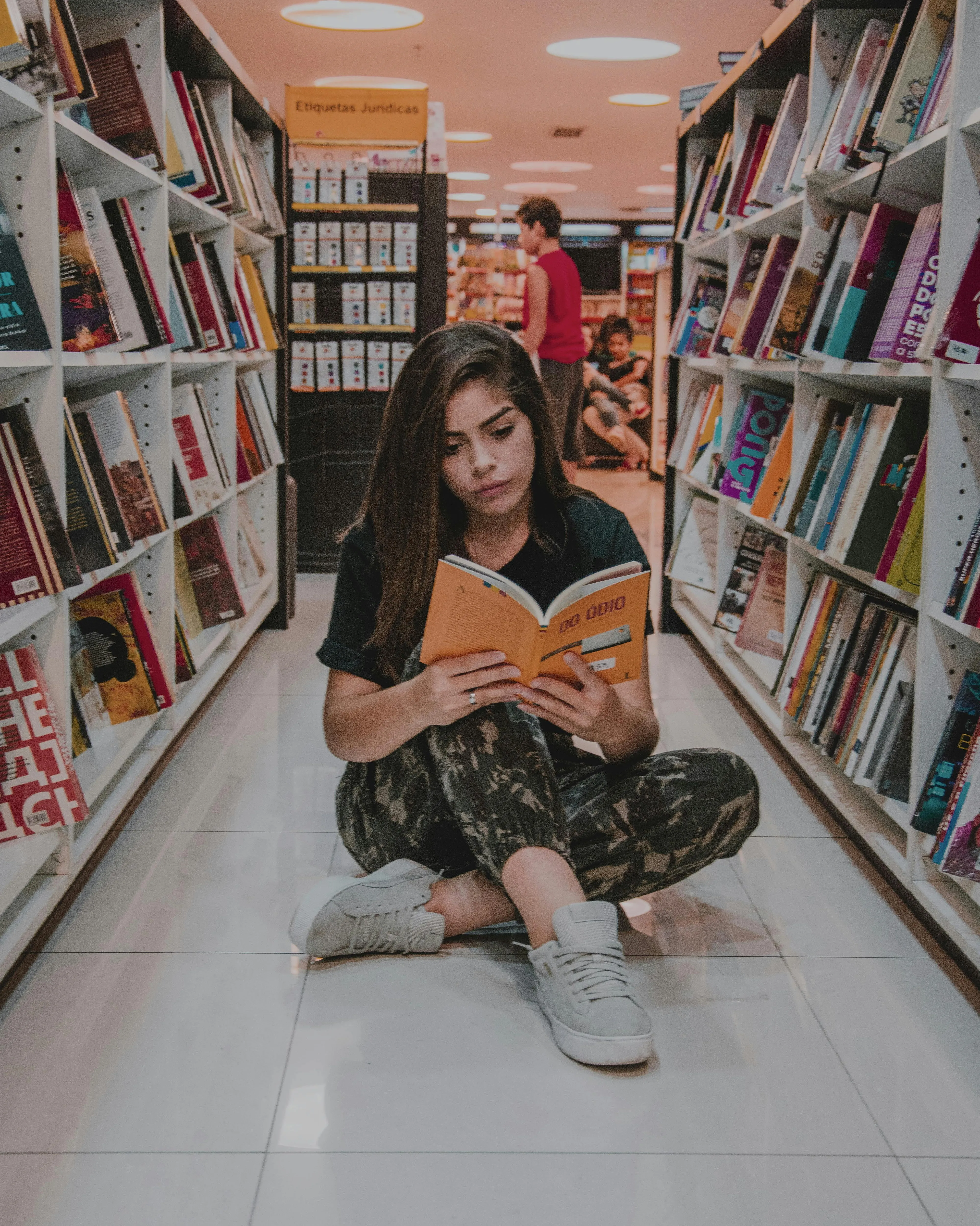 Noia llegint una revista a una biblioteca. Font: Pexels - Nicole Berro Noia llegint una revista a una biblioteca. Font: Pexels - Nicole Berro