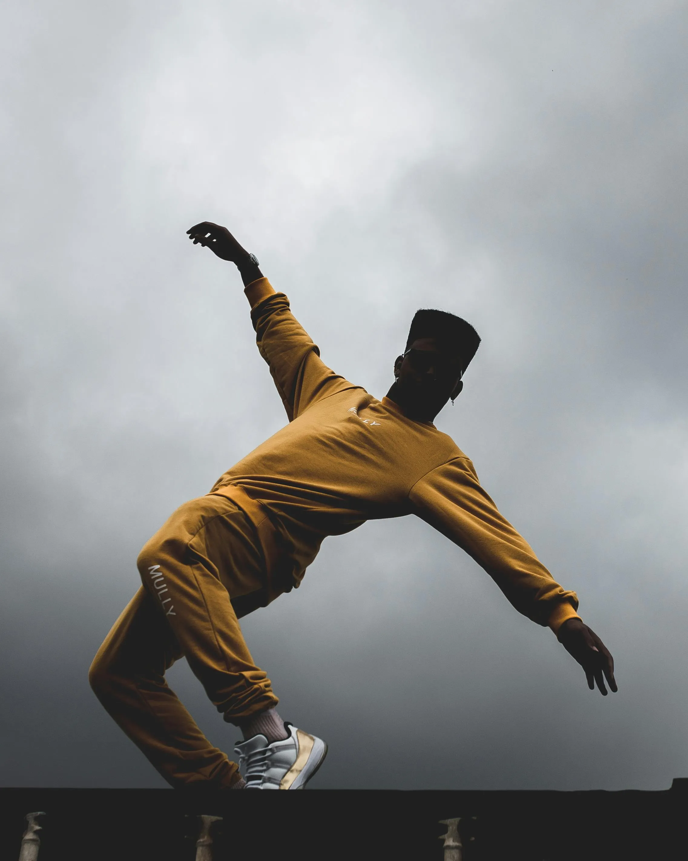 Persona fent un pas de ball urbà. Font: Pexels - Wesley Davi