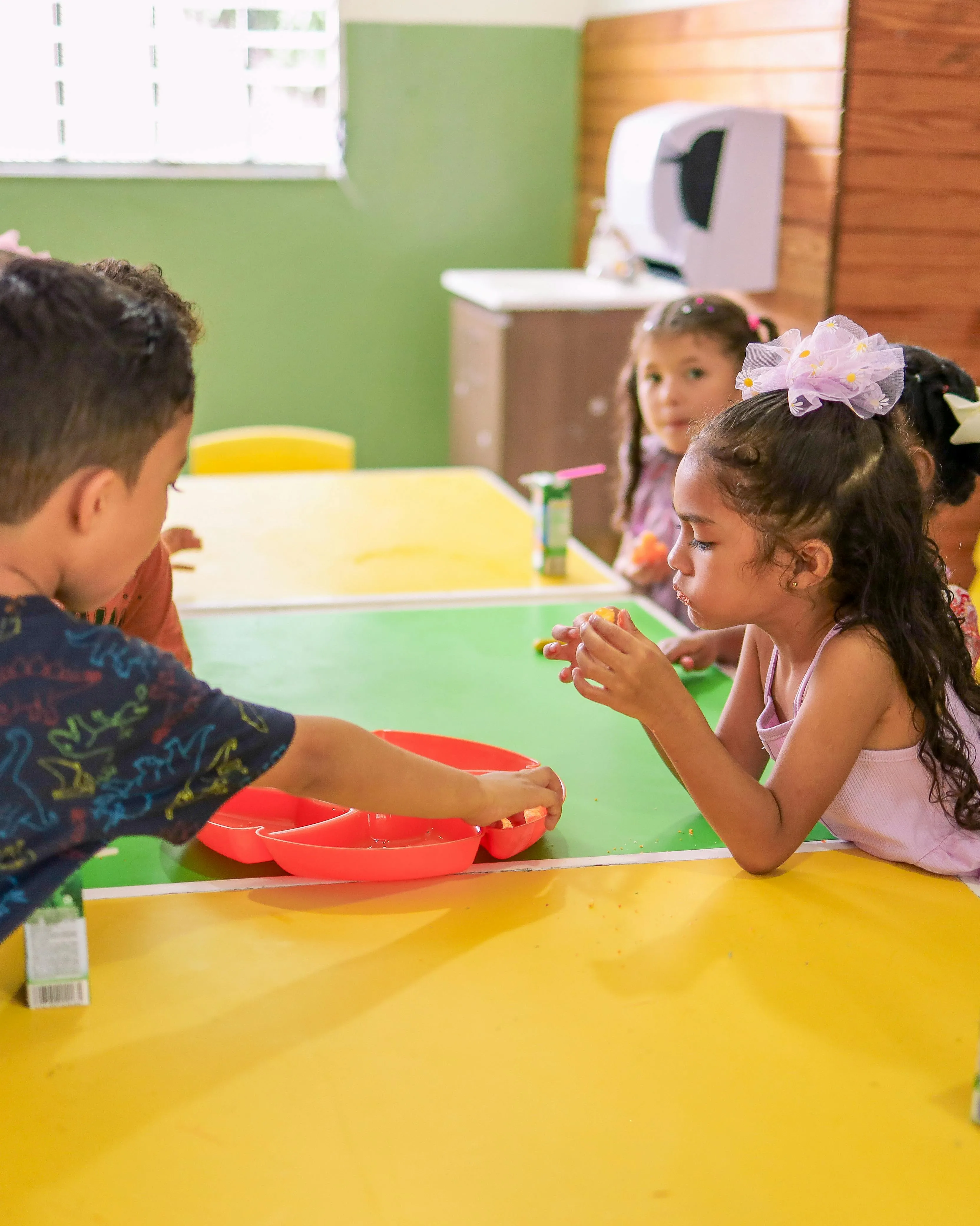 Infants en una aula d'escola.