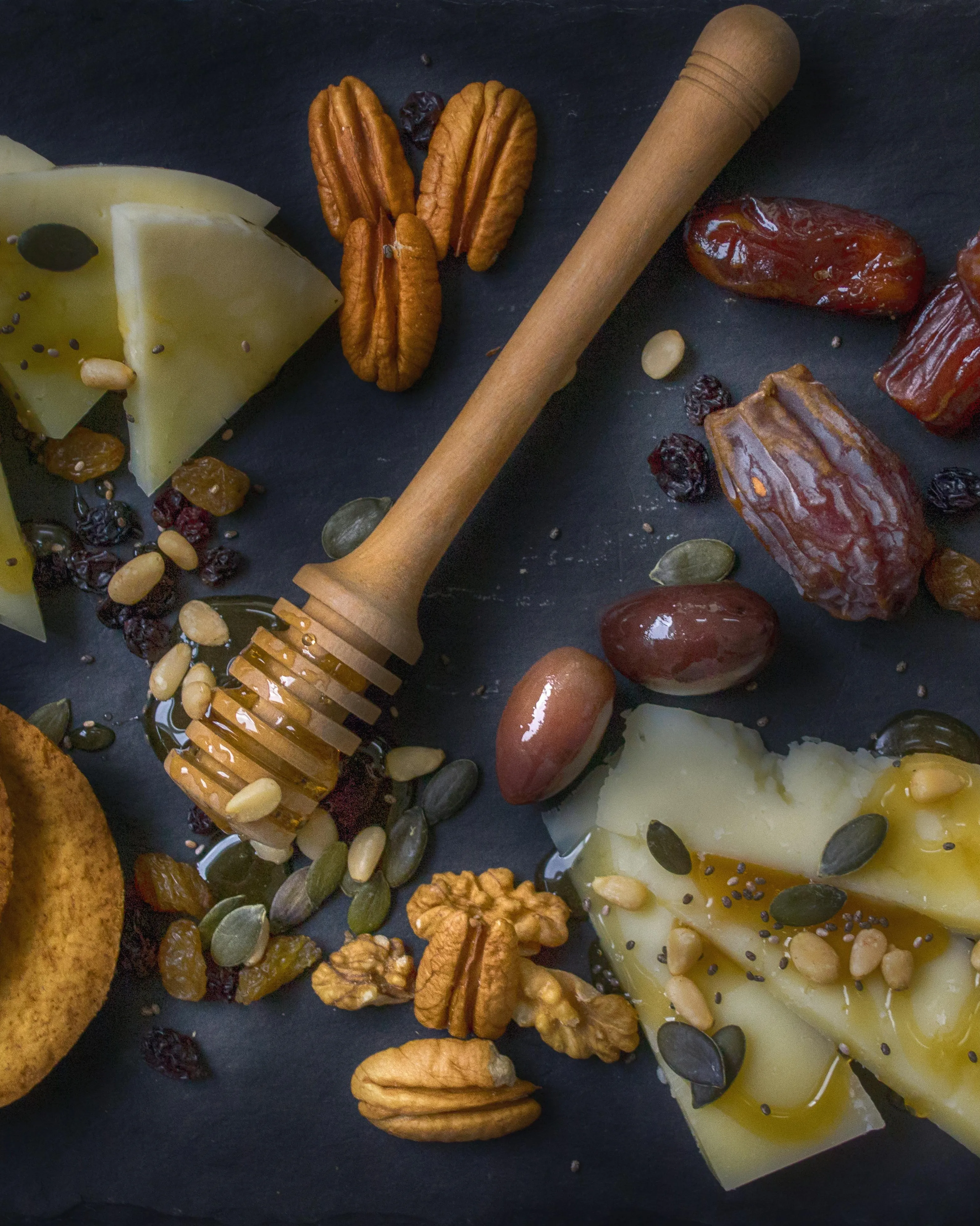 Fruits secs, mel i formatge. Font: Pexels - Dana Tentis 