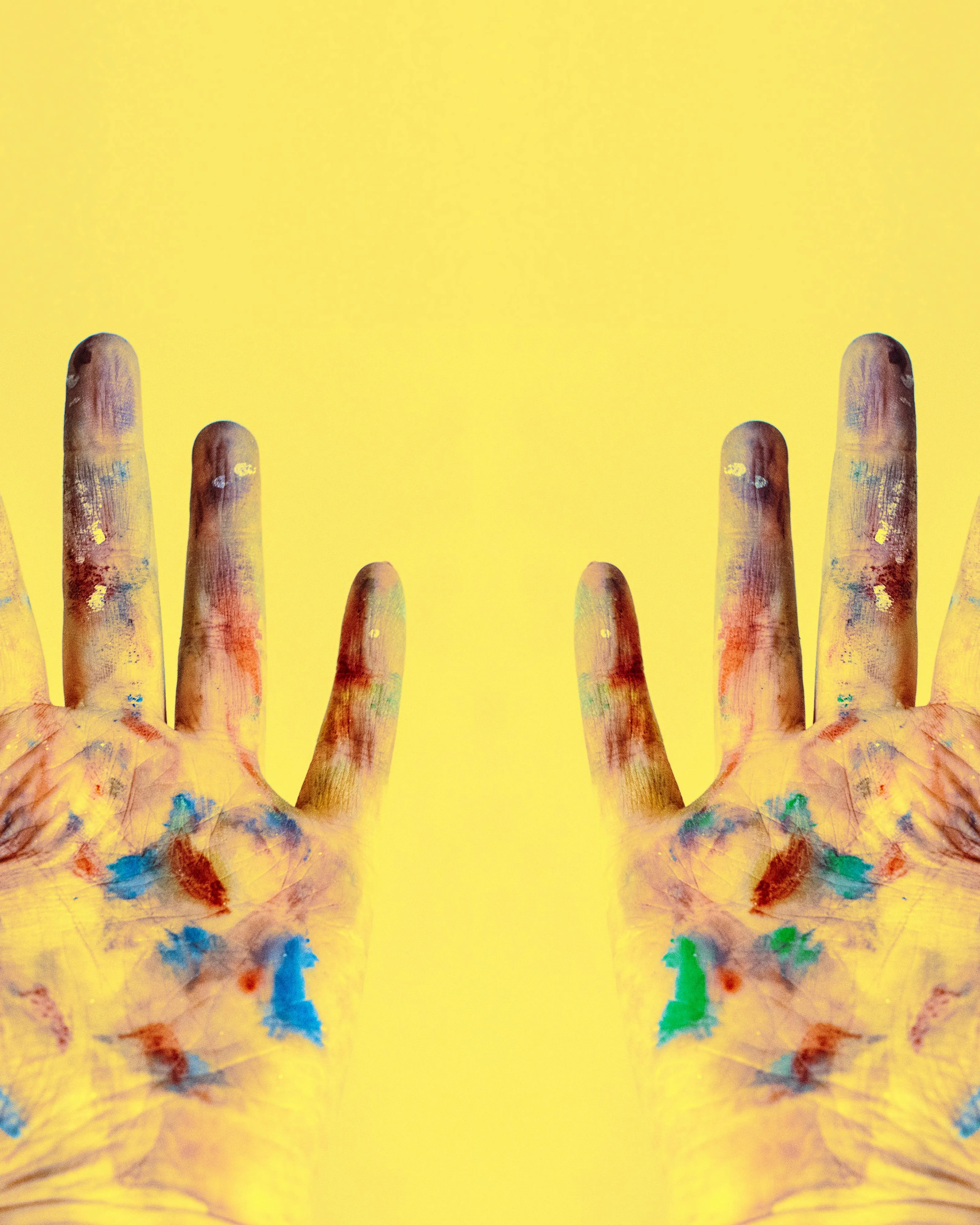 Mans tacades de pintura. Font: Pexels - Lisa Fotios 