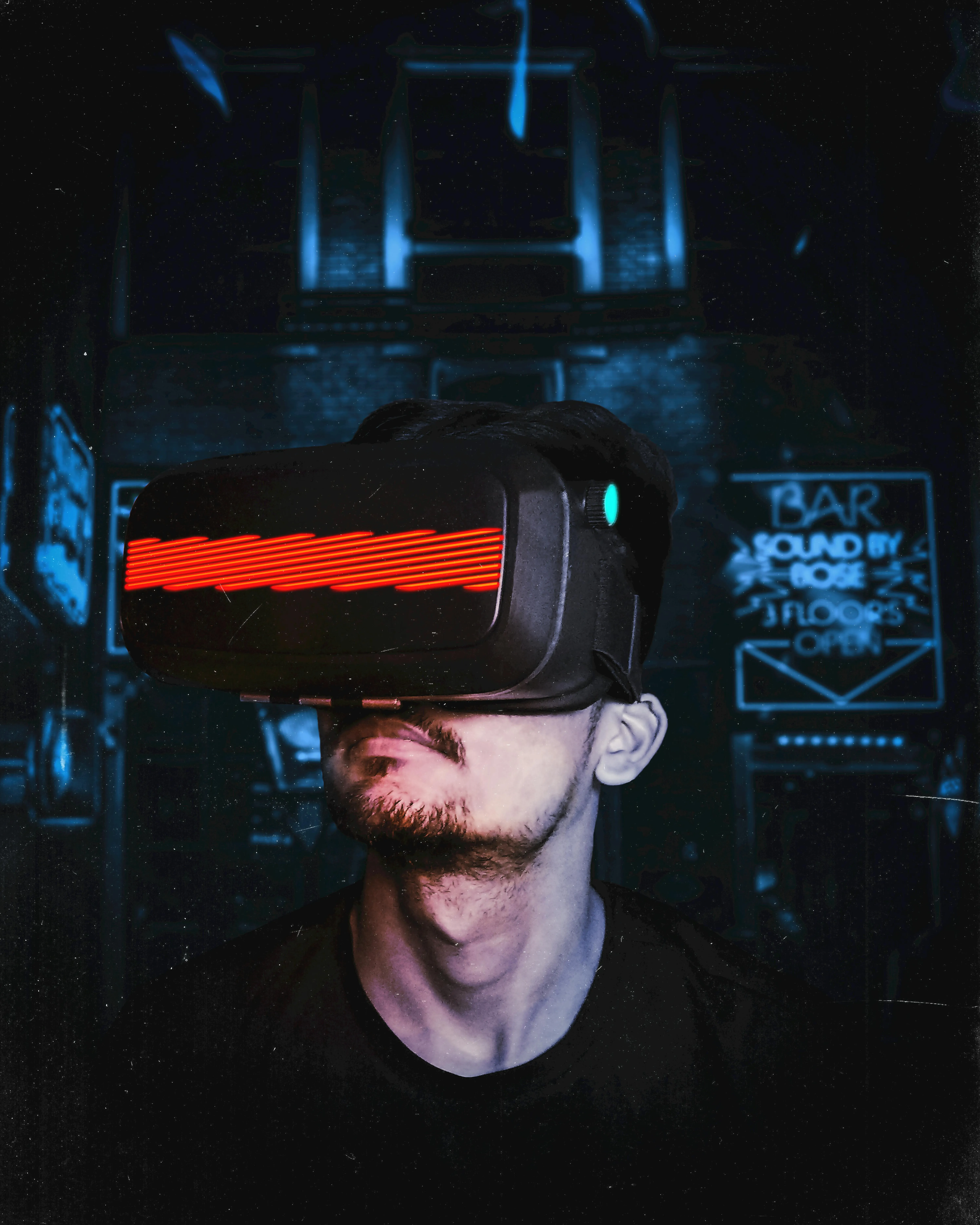 Persona amb ulleres 3D. Font: Pexels - Harsch Shivam