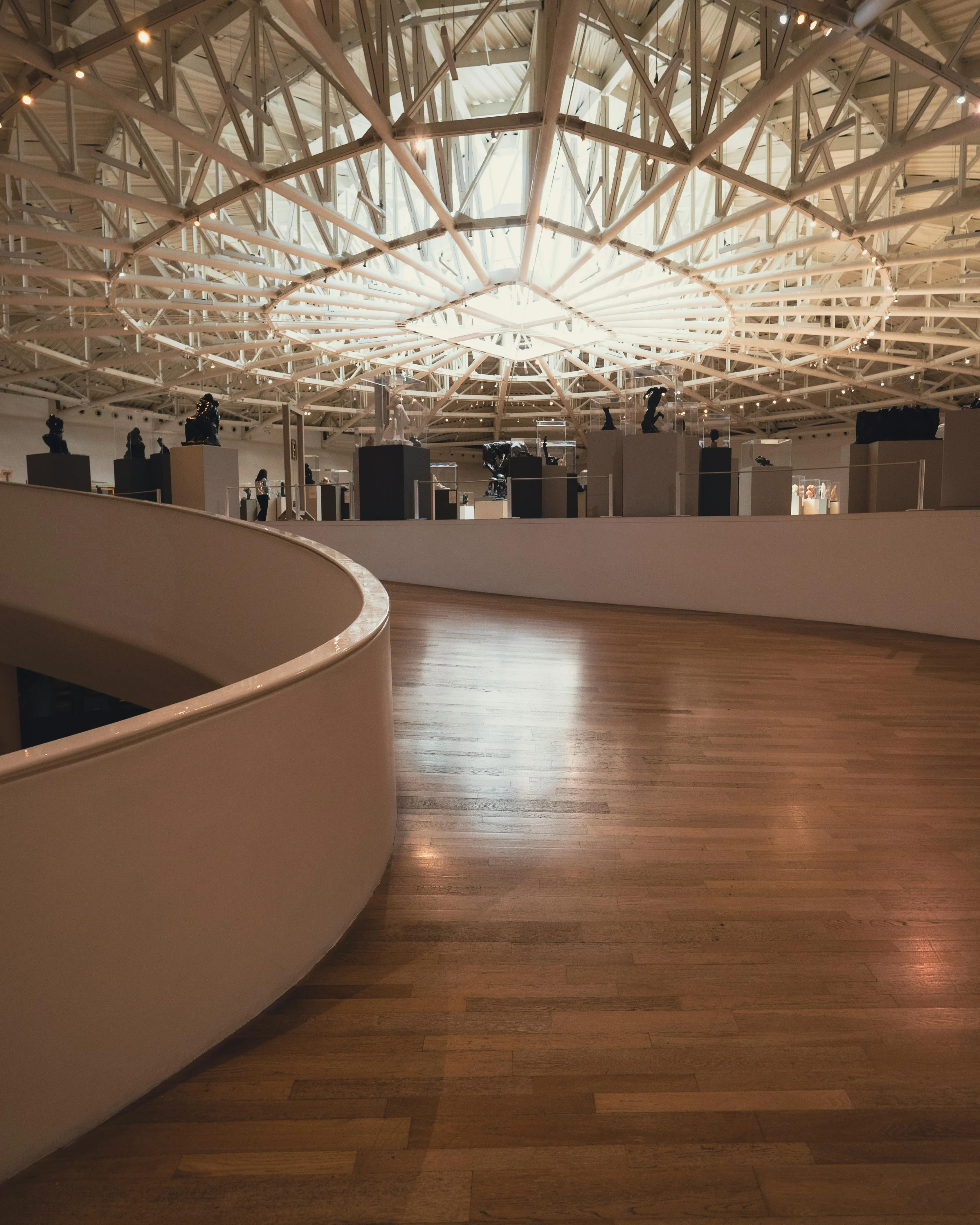 Sala de museu amb peces d'exposició. Font: Pexels -Israyosoy S.