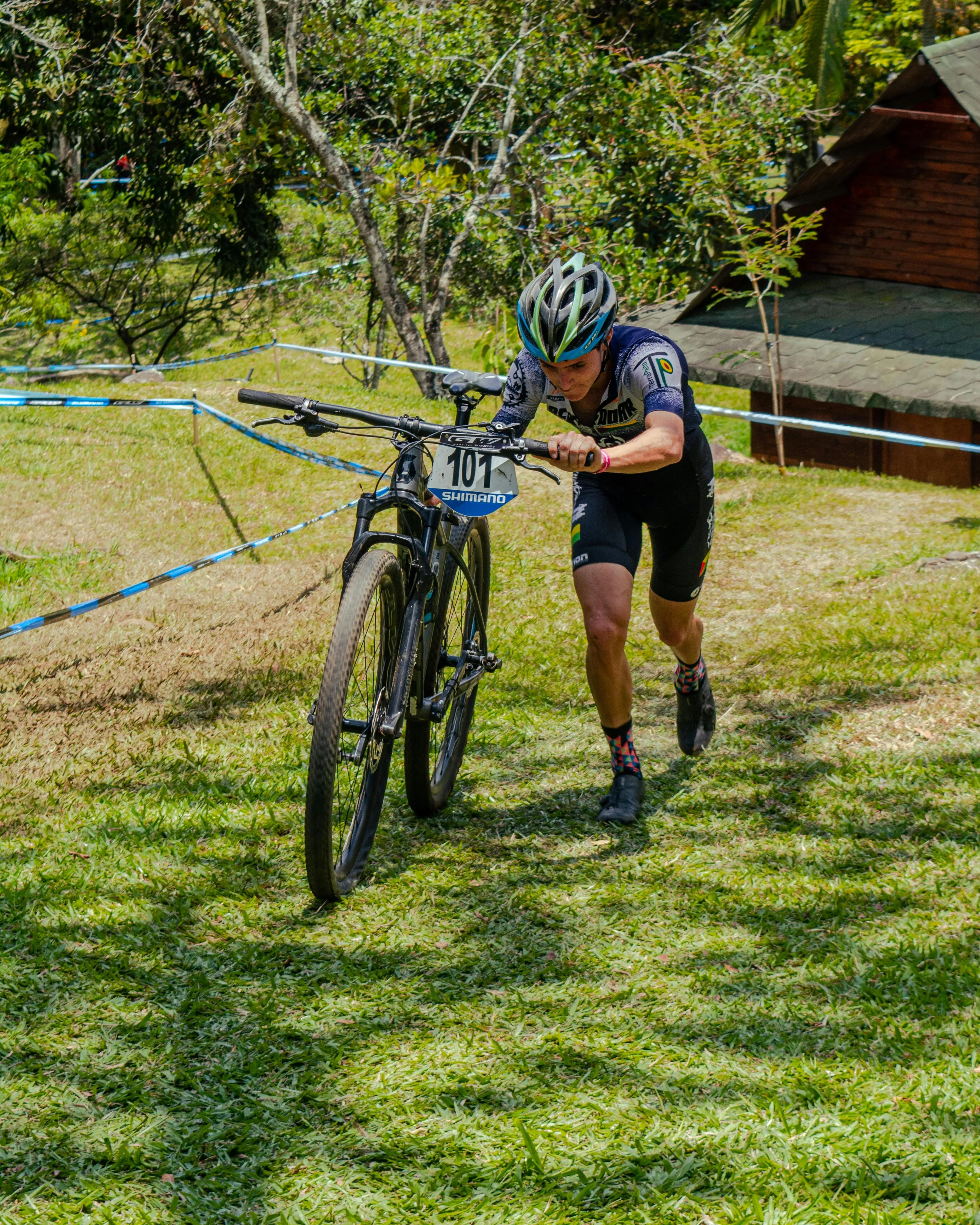 Noia amb bicicleta de muntanya fent una cursa. Font: Pexels - Jeferson Gonzalez