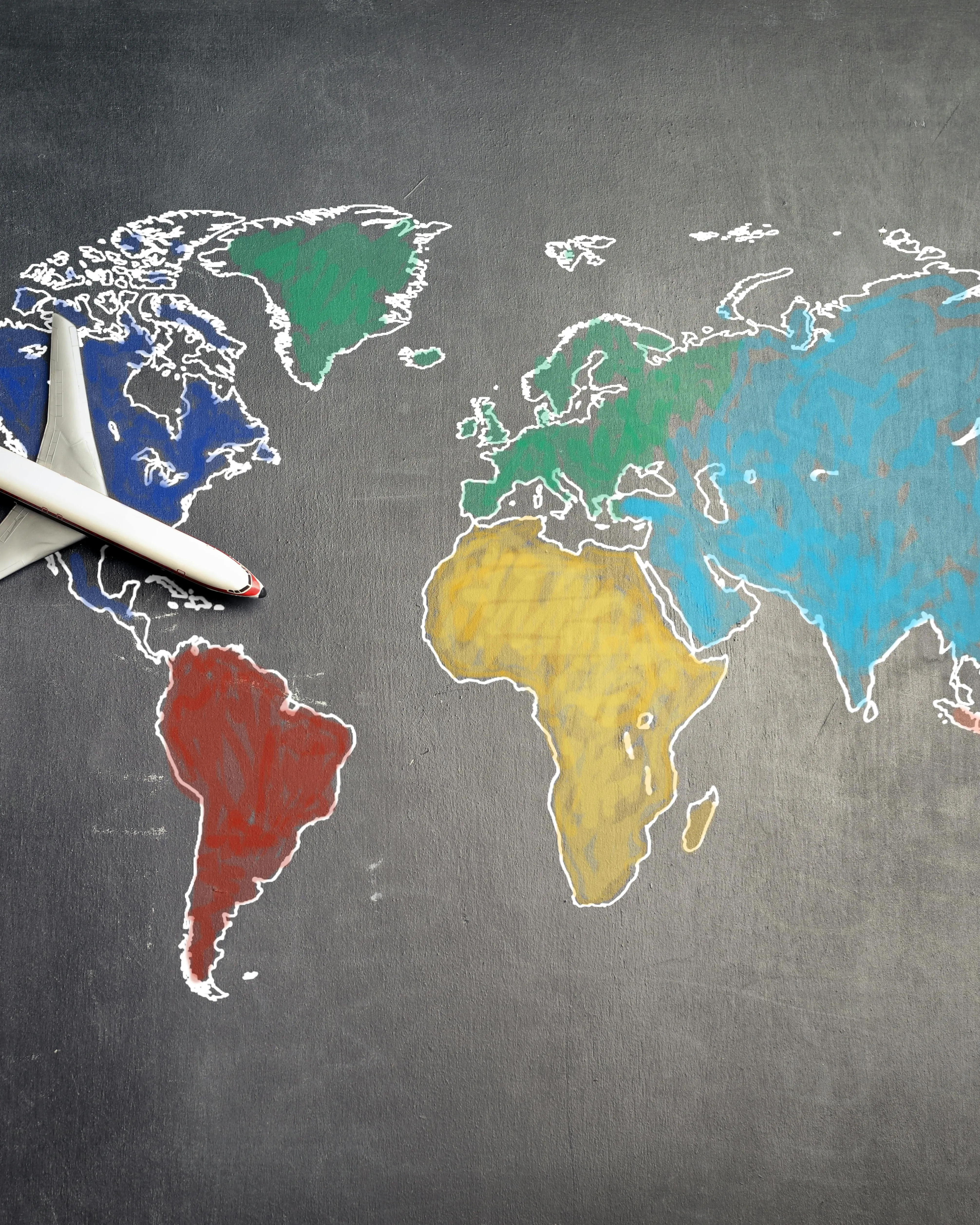 Mapa del món en una pissarra. Font: Pexels - Andrea Piacquadio