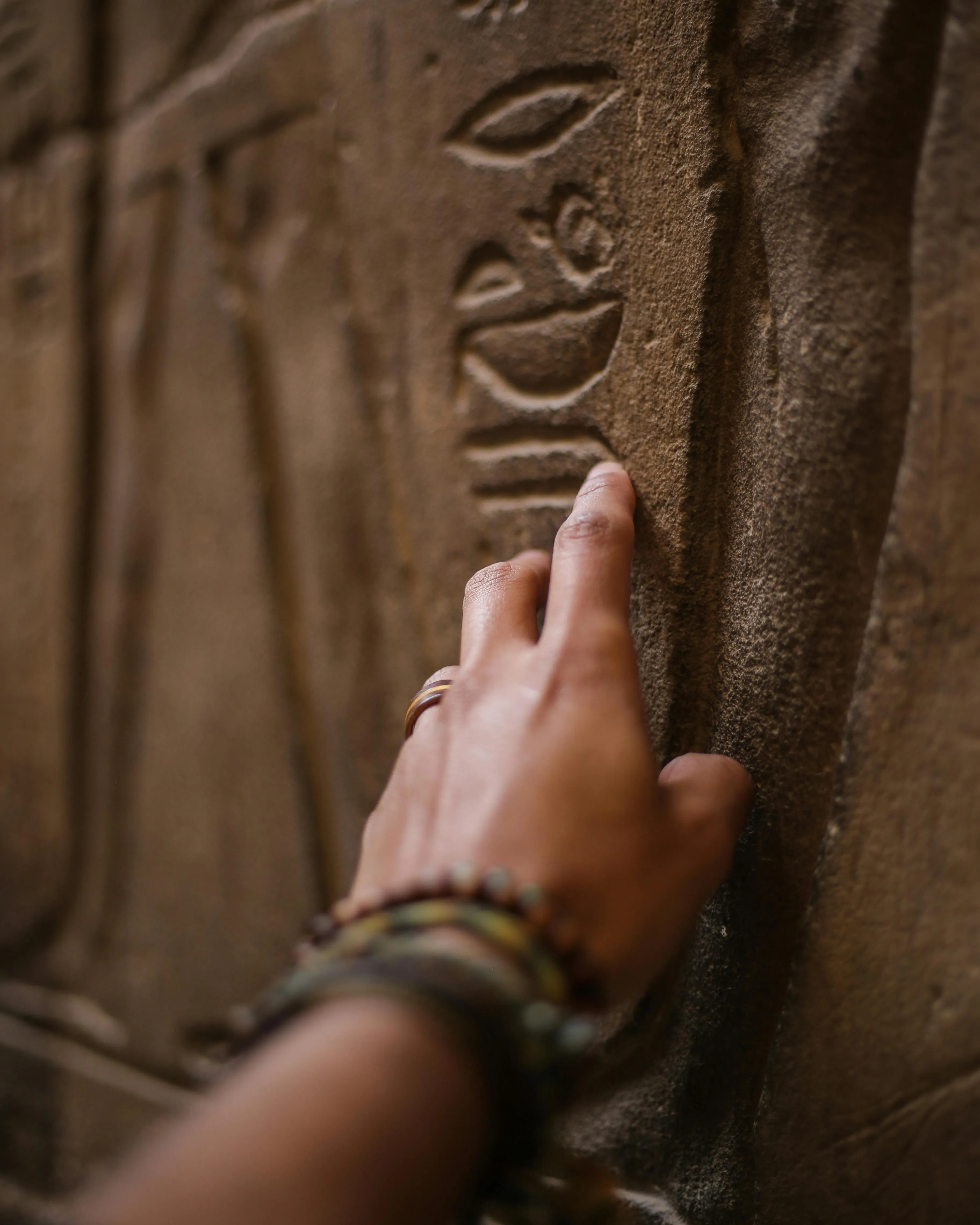 Mà tocant una escriptura en pedra egípcia. Font: Pexels -Oziel Gómez