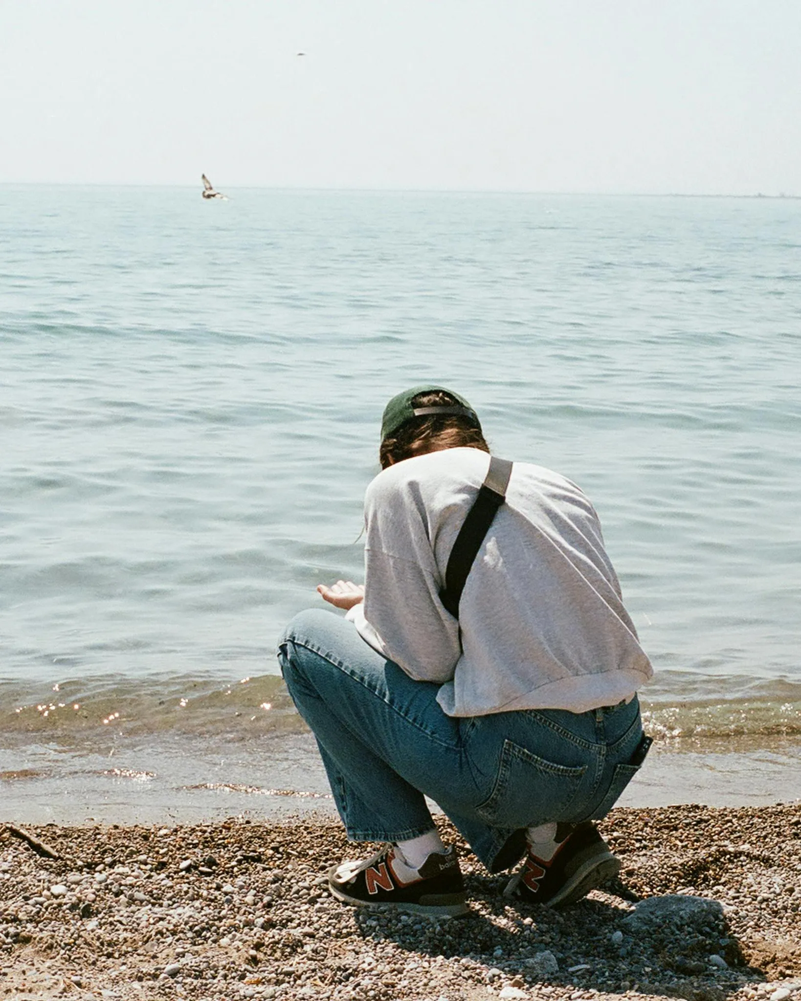 Noia netejant la platja. Font: Pexels - Pok Rie