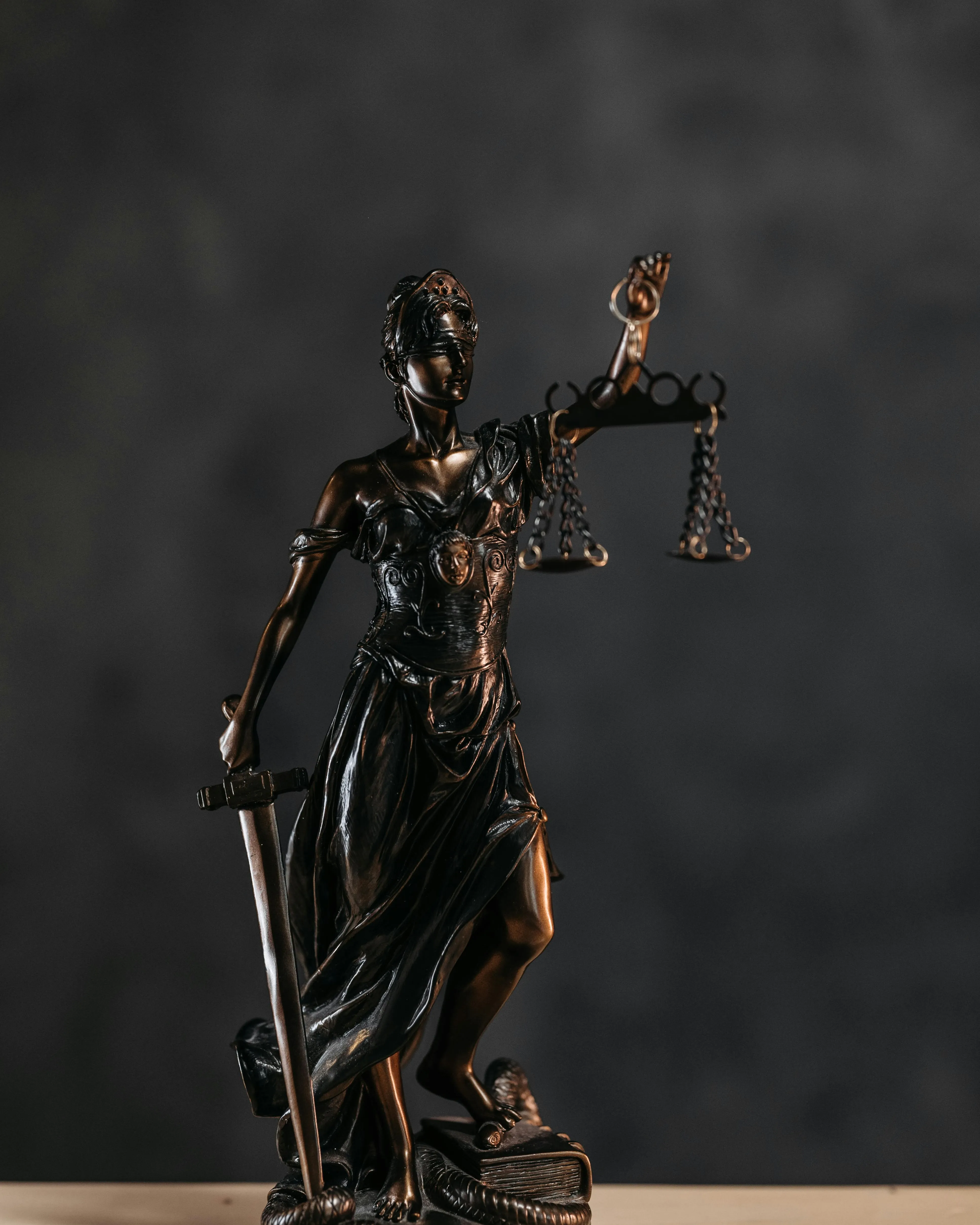 Escultura de la justícia. Font: Pexels - Pavel Danilyuk 