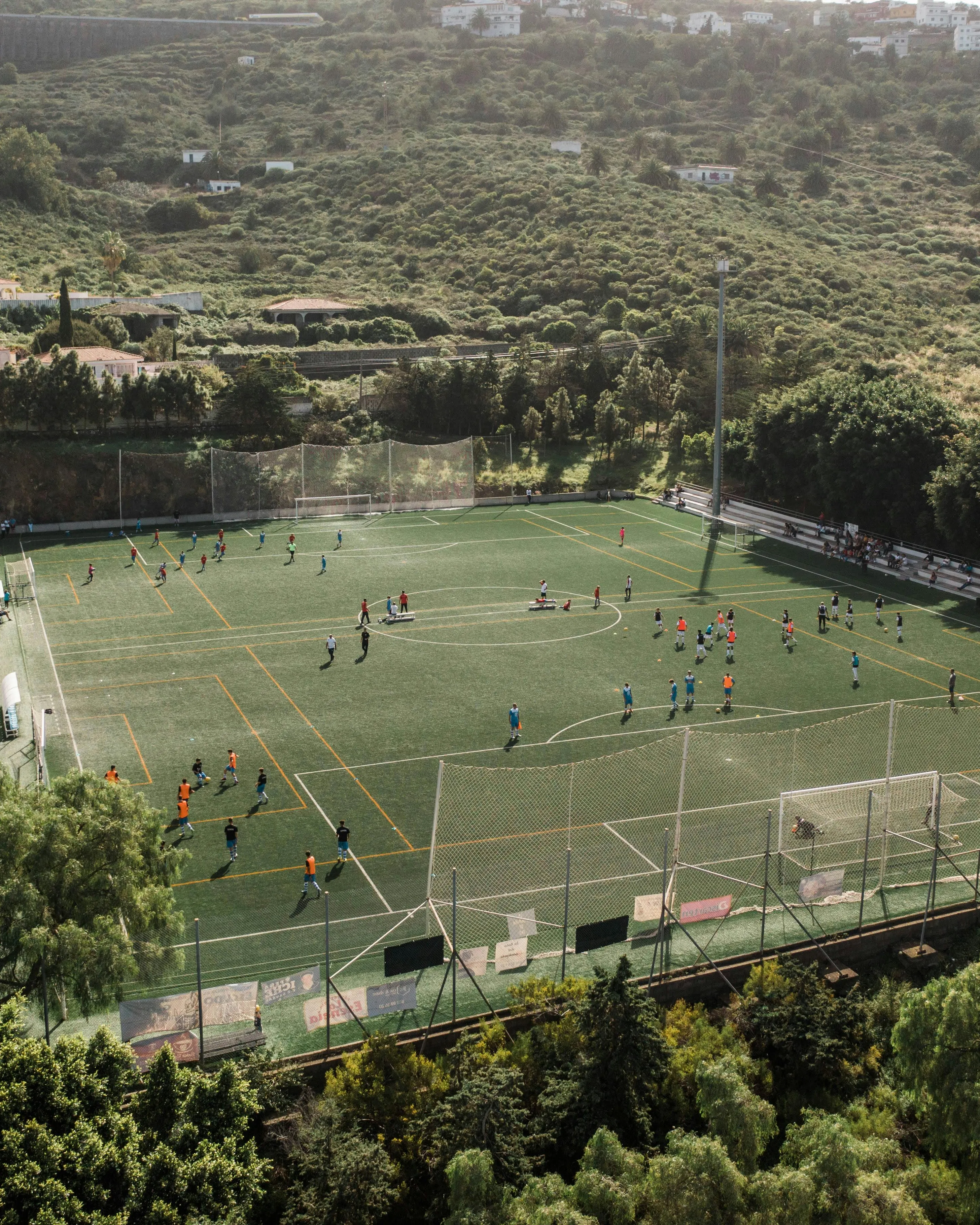 Camp de gespa amb gent entrenant. Font: Pexels - Bert Christiaens