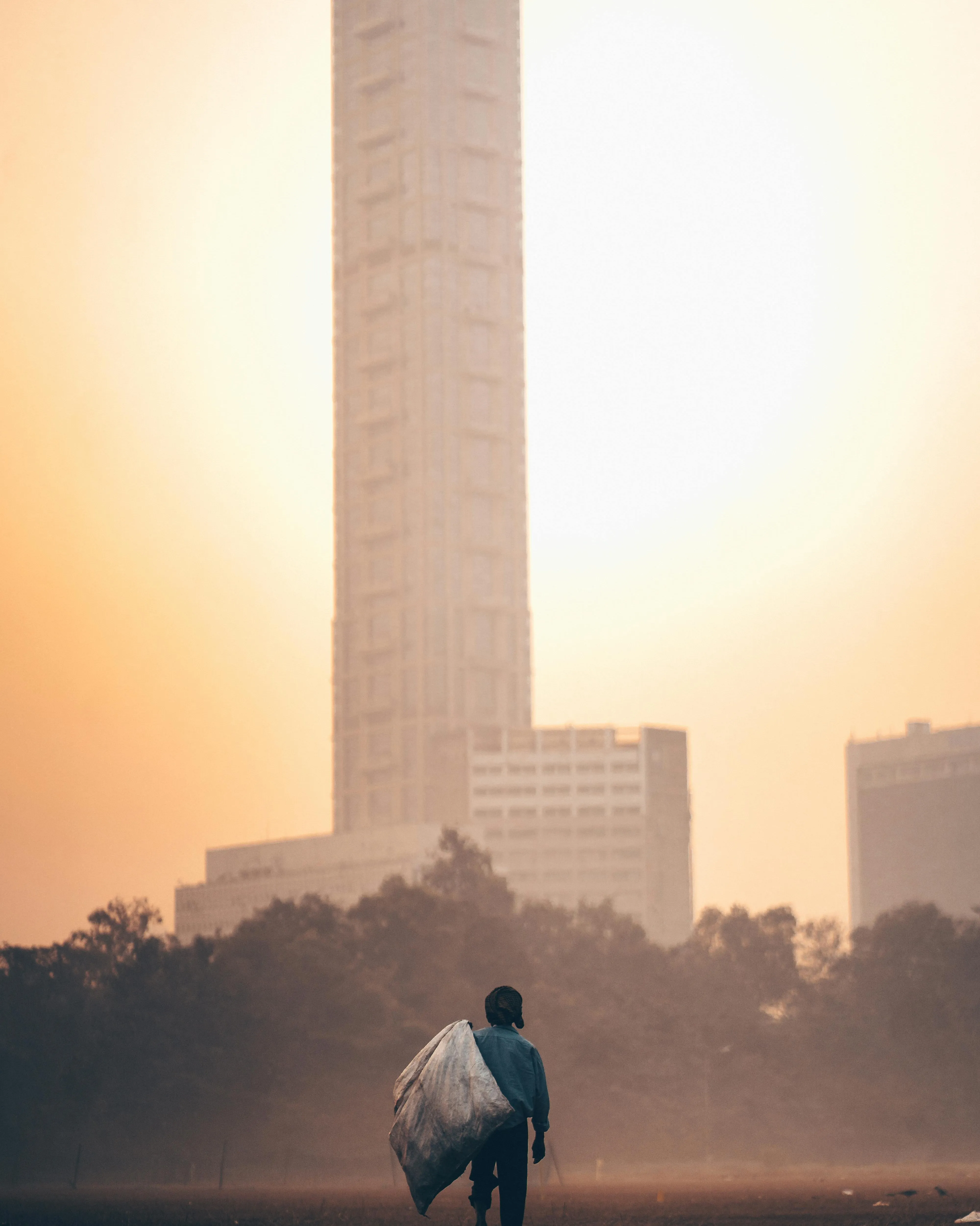 Persona carregant un sac. Font: Pexels - Cameraman Surojit