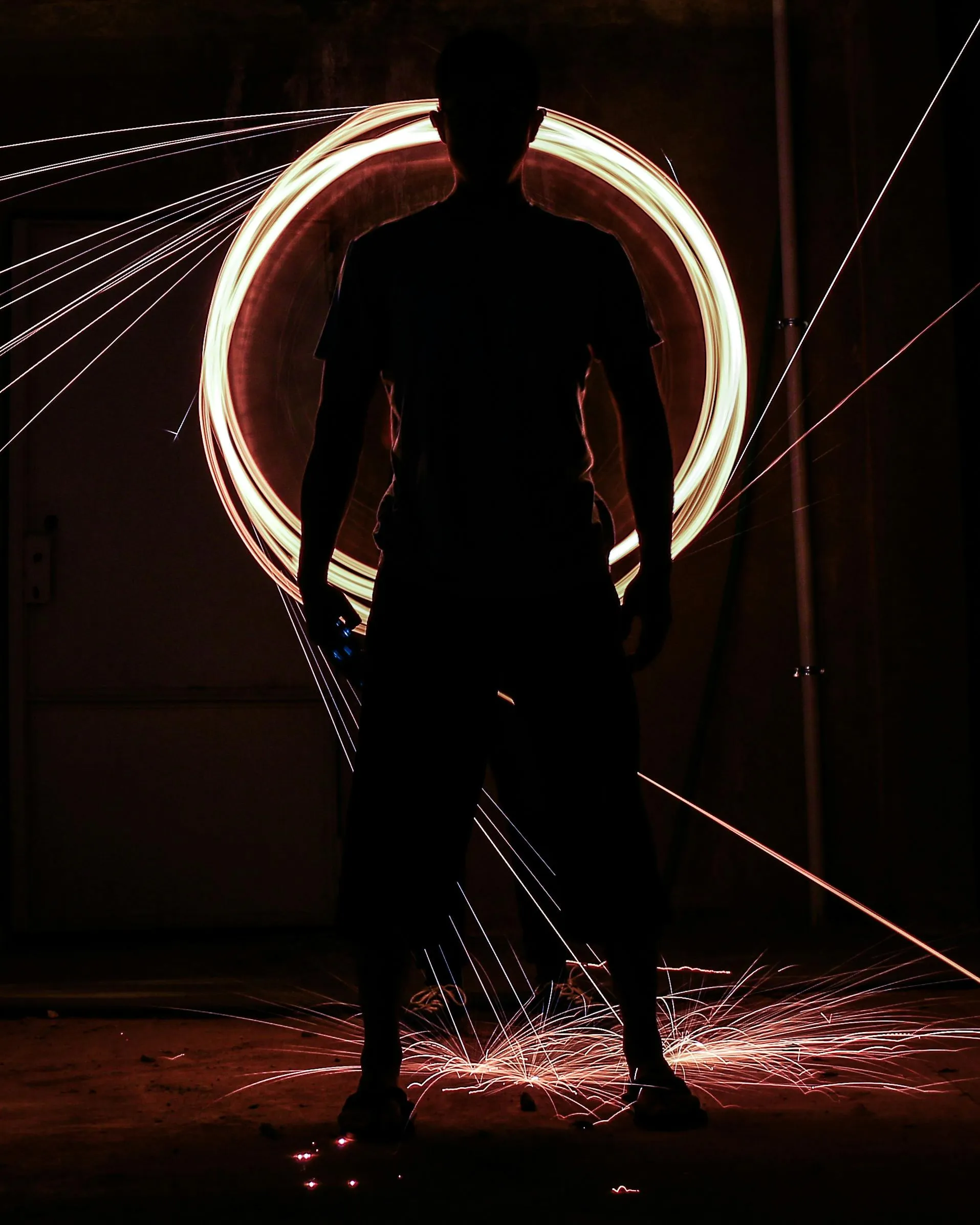 Espectacle amb llum i persones. Font: Pexels - Mohammed Ajwad