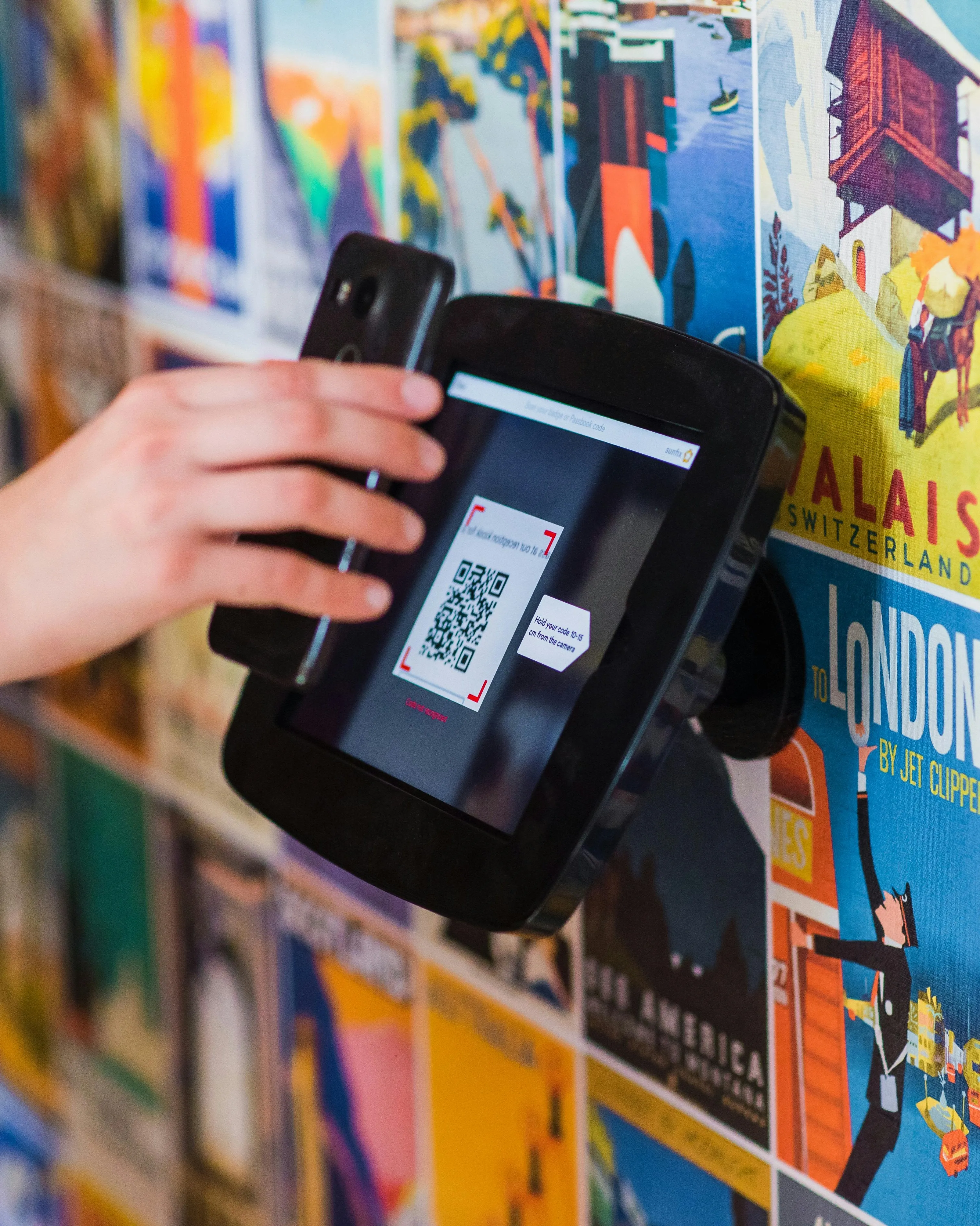 Persona escanejant  un codi QR. Font: Pexels - Proxyclick Visitor Management System