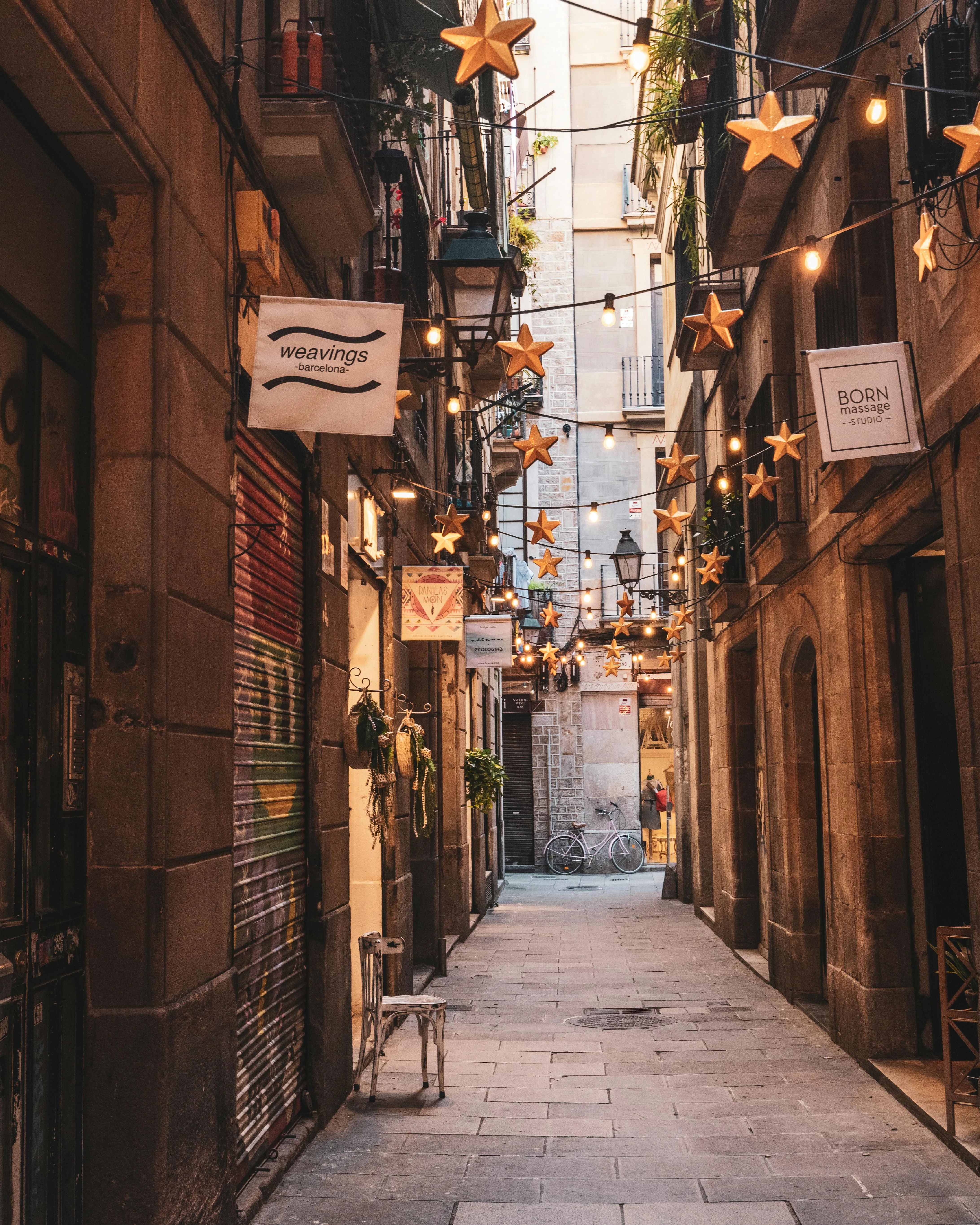 Carrer decorat de Nadal a Barcelona. Font: Pexels - Samuel Sweet