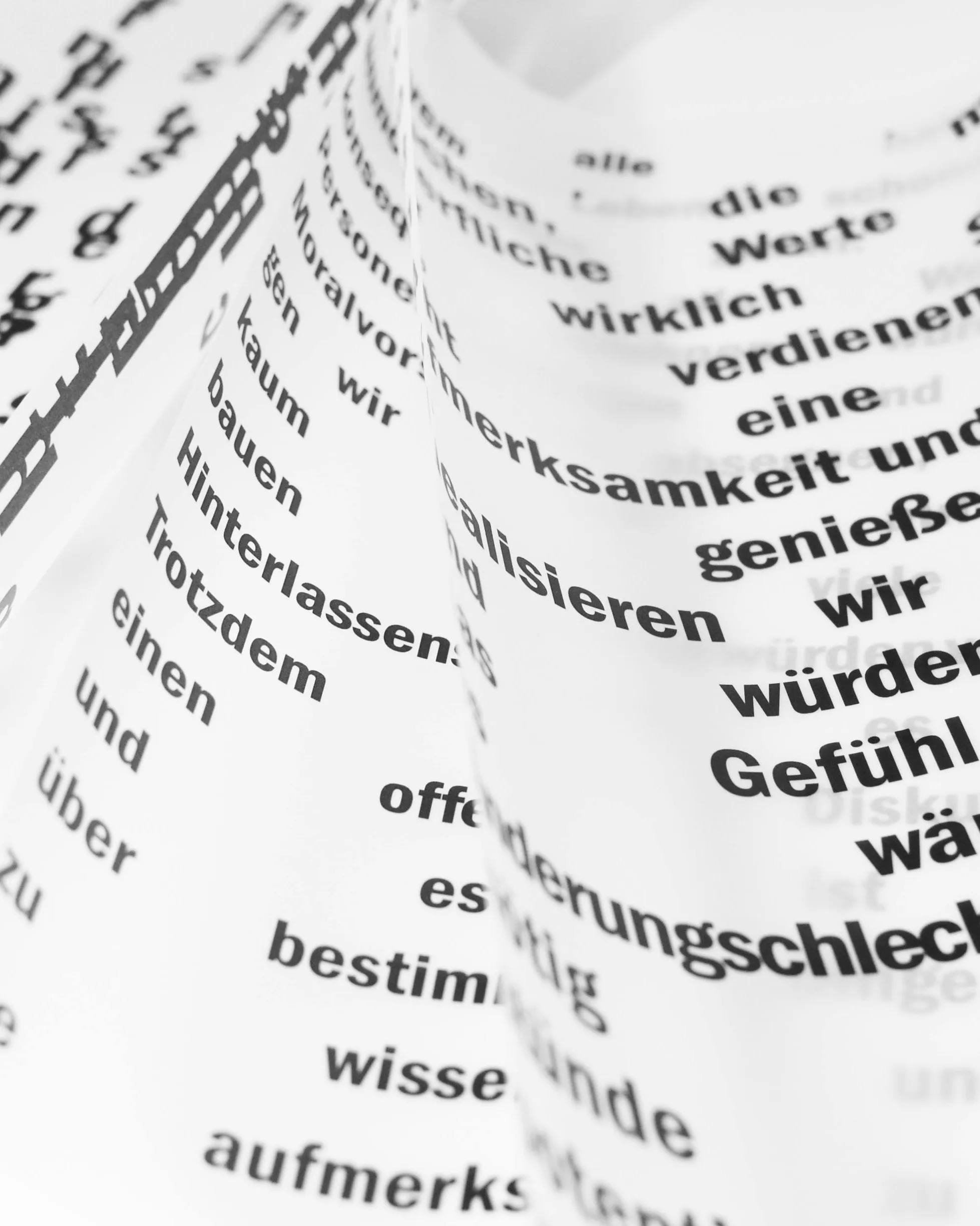 Fulls amb textos amb diferents idiomes. Font: Pexels - Skylar Kang