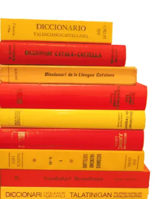 Llibres apilats formant la bandera catalana