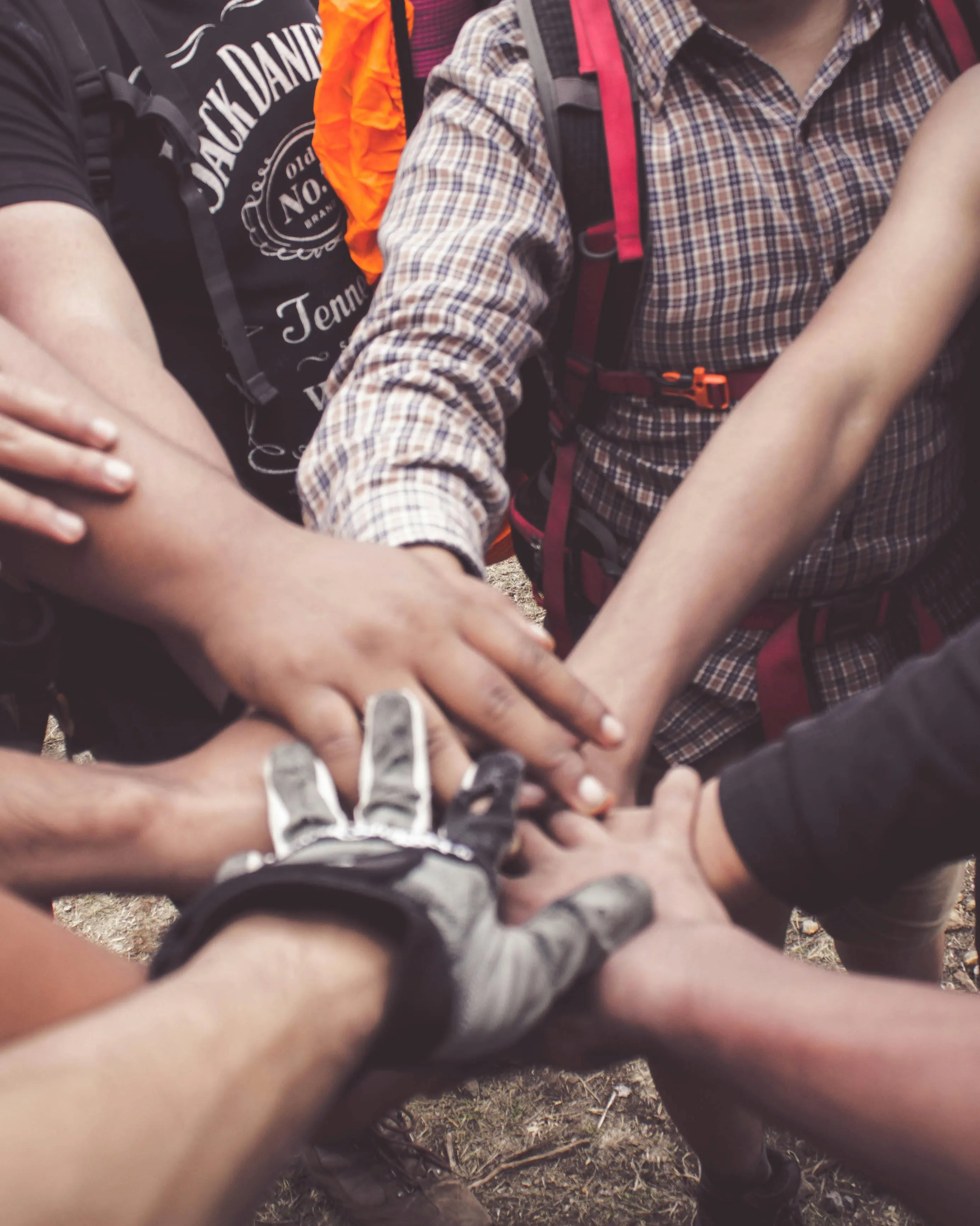 Mans agafades des del centre d'una rotllana. Font: Pexels - Dio Hasbi Saniskoro