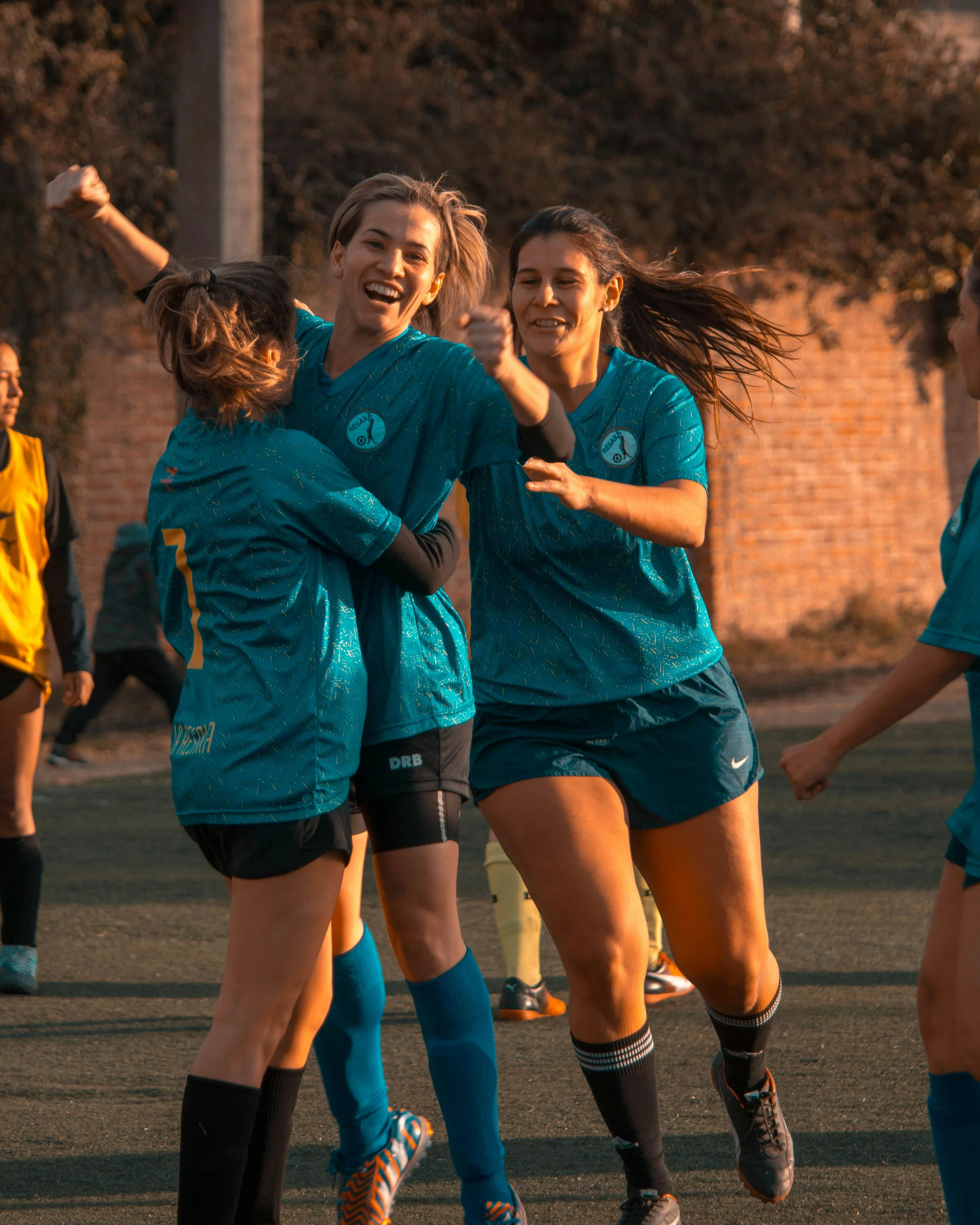 Equip femení jugant a futbol. Font: Pexels - Mica Asato