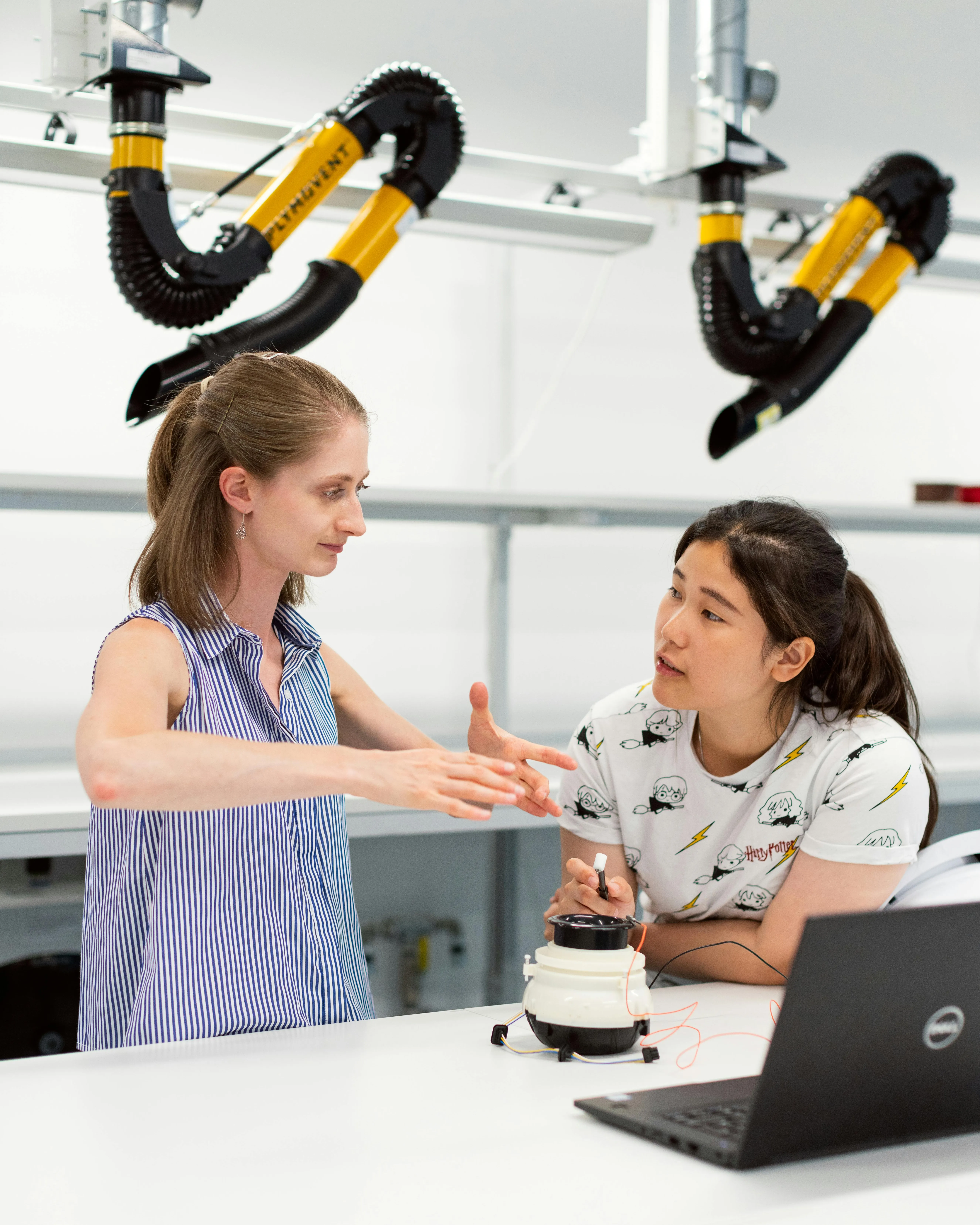 Noies veient un robot. Font: Pexels - ThisIsEngineering