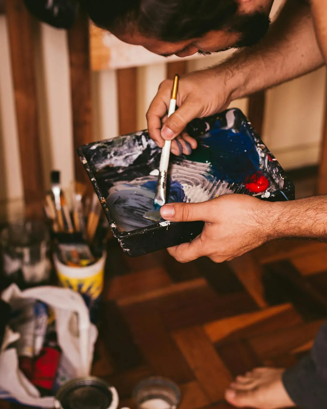 Home pintant. Font: Pexels - Karyme França