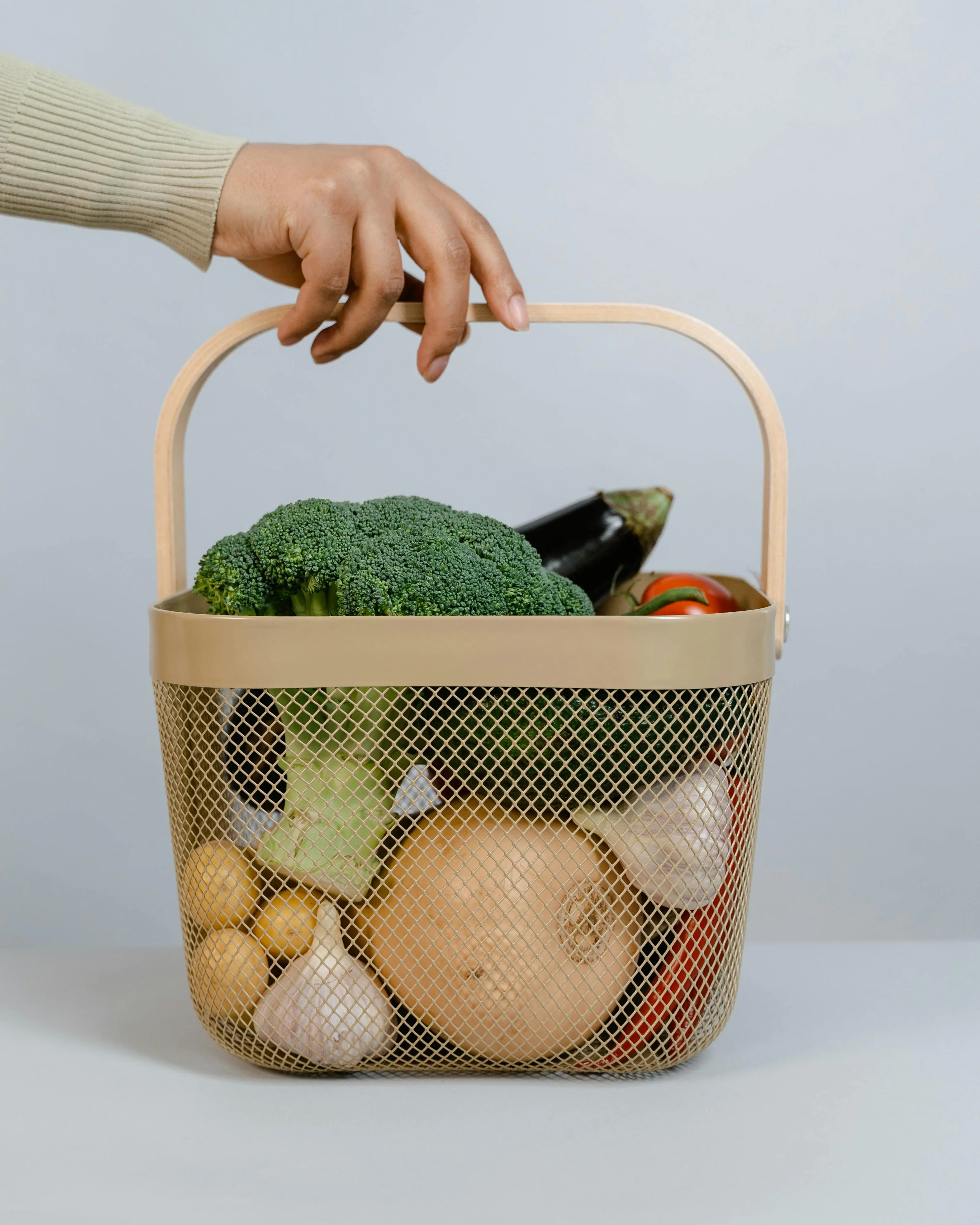 Cistella amb aliments frescos. Font: Pexels - Tima Miroshnichenko