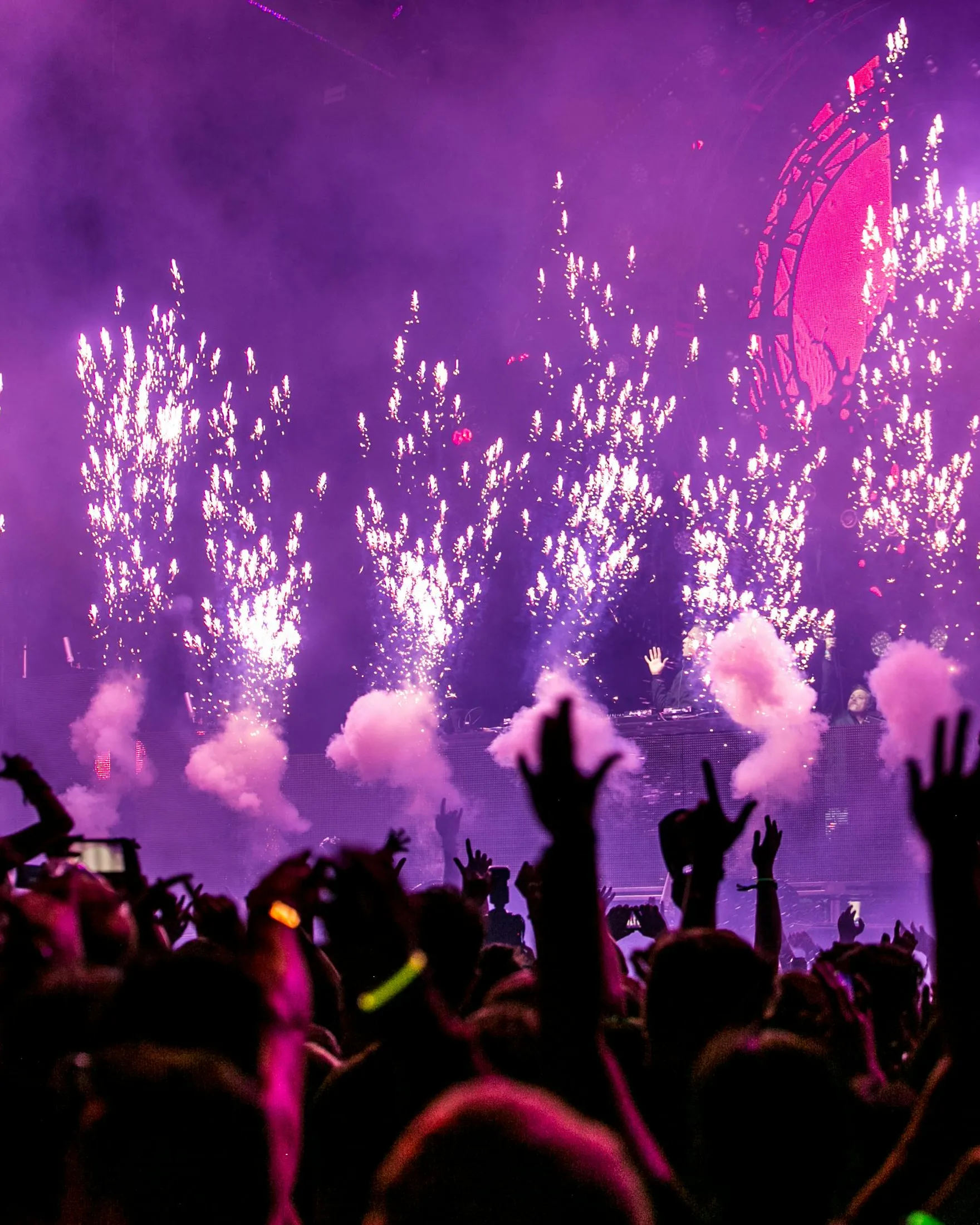 Focs artificials en un escenari.