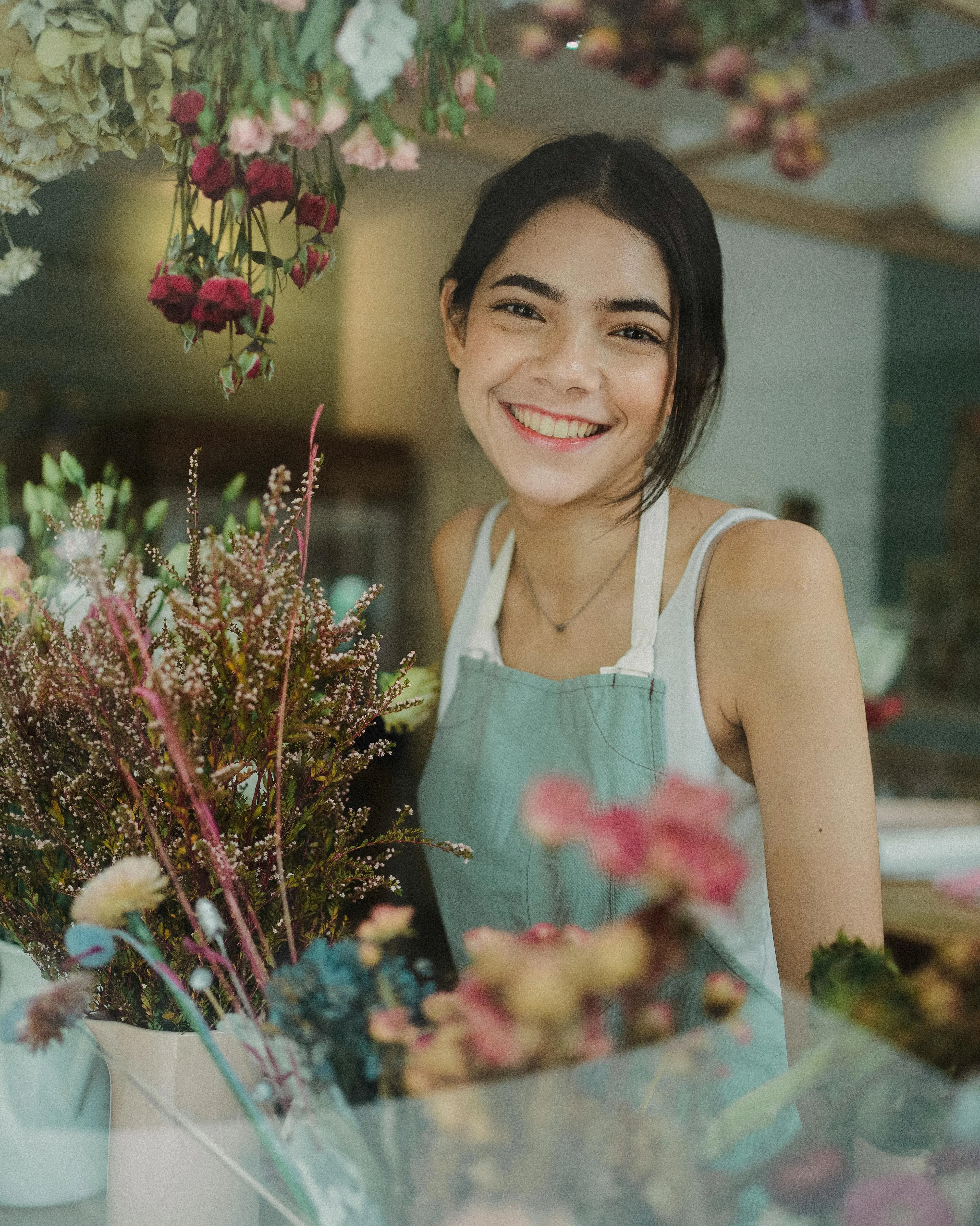Noia jove treballant en una floristeria