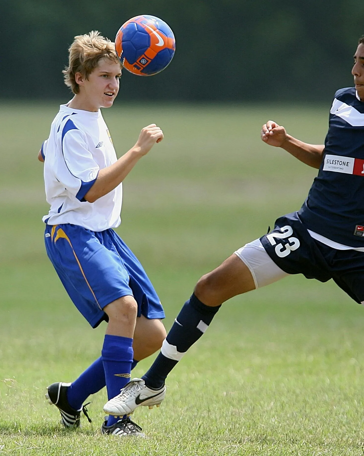 Infants jugant a fútbol Infants jugant a fútbol