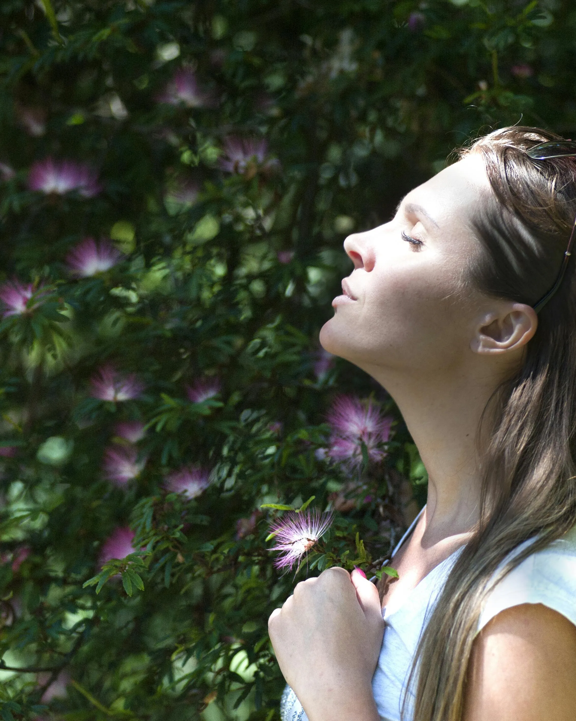 Noia observant la natura
