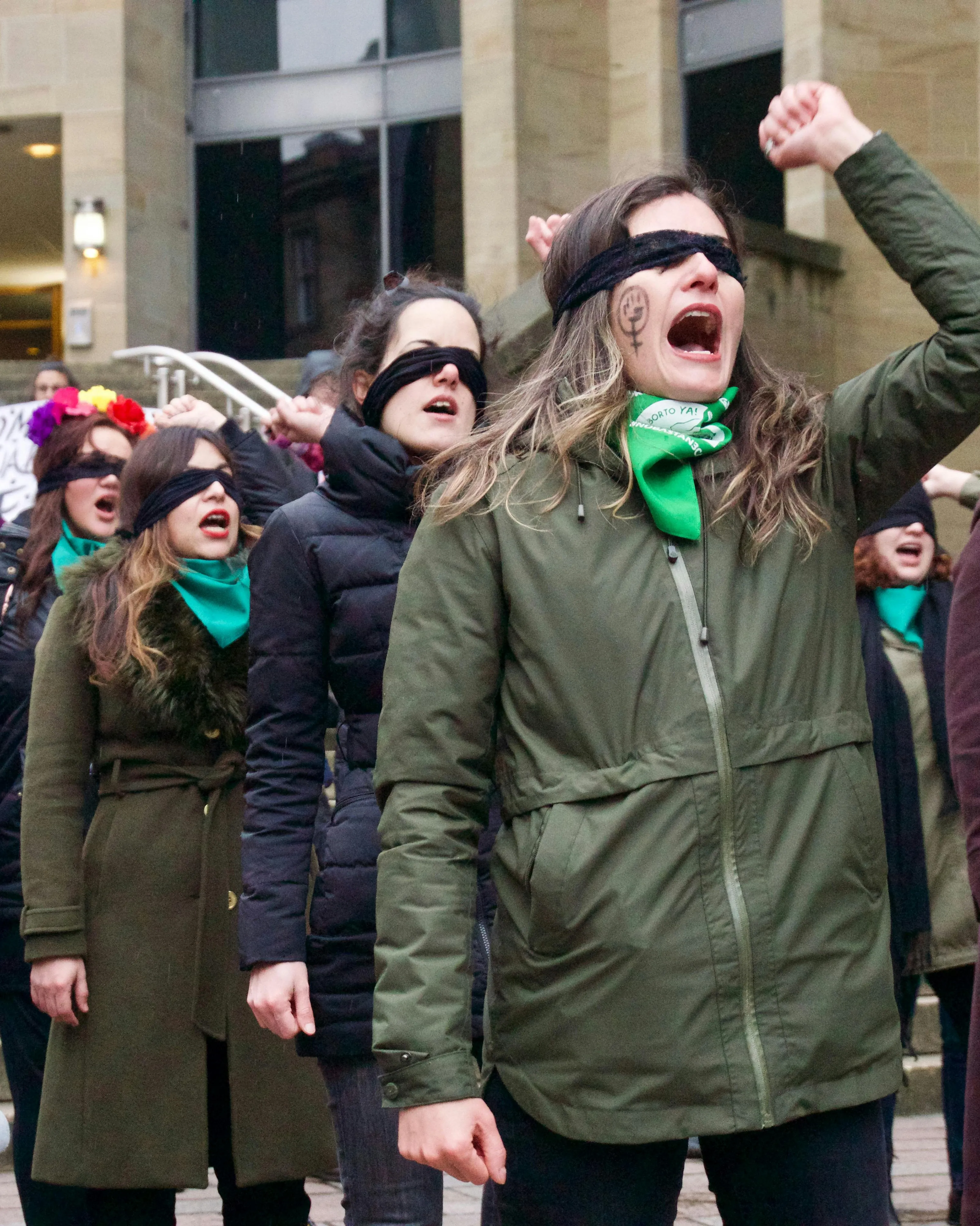 Dones feministes manifestant-se