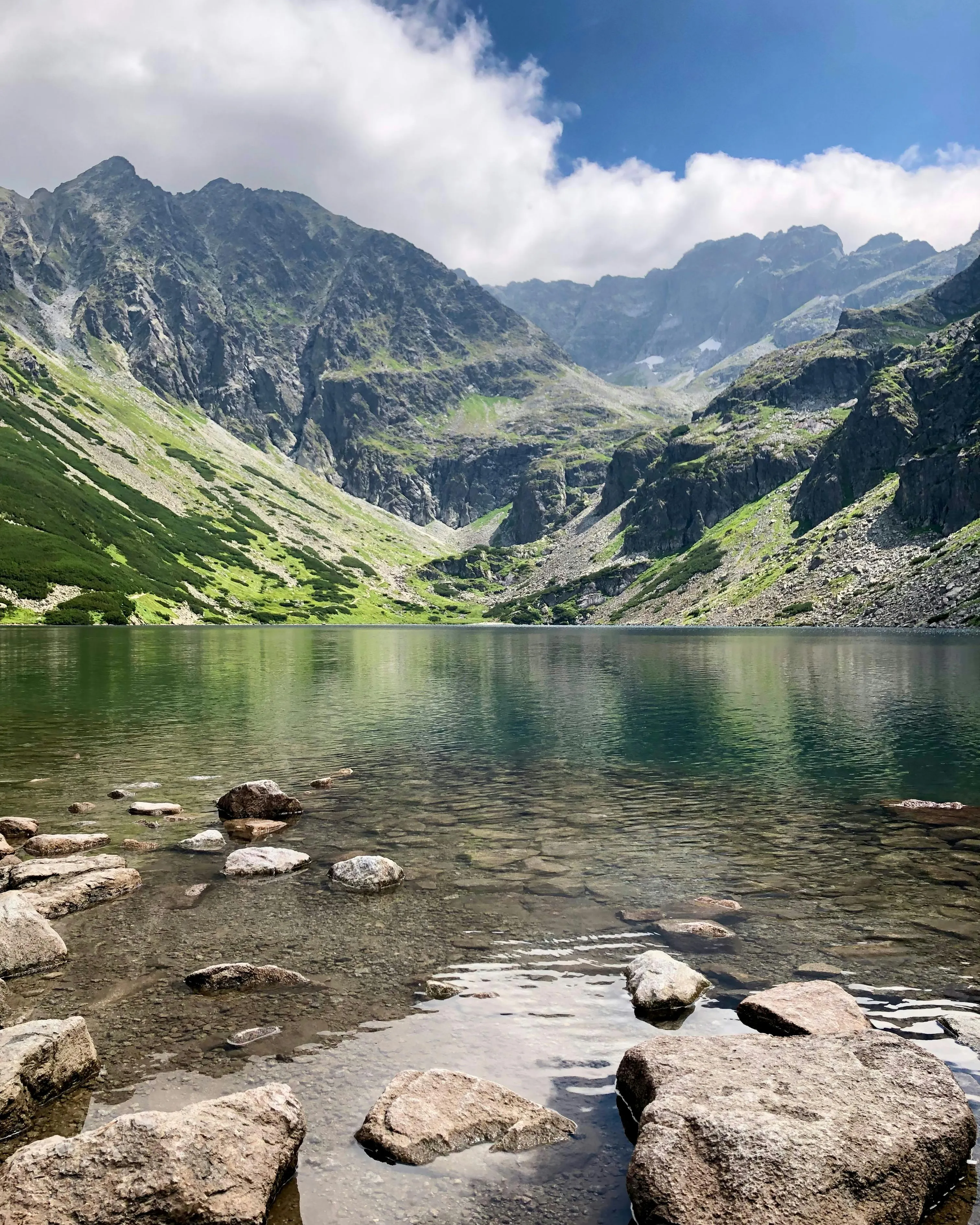 Llac amb muntanyes al fons. Font: Pexels - Maksym Harbar