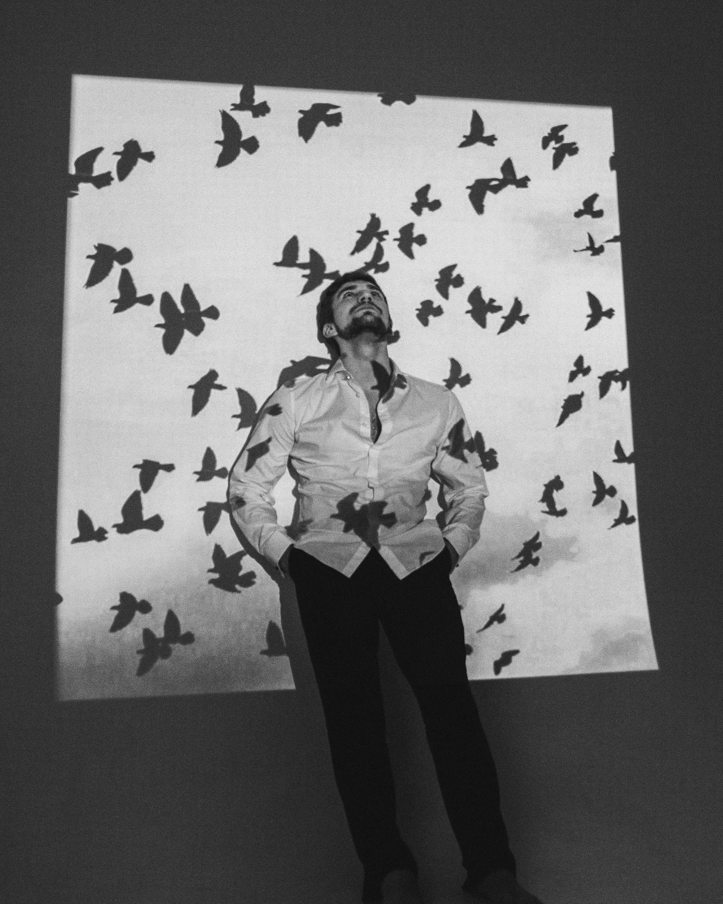 Foto de Olya Prutskova: https://www.pexels.com/ca-es/foto/home-recolzat-a-la-paret-amb-ombres-d-ocells-del-projector-7163732/ Foto de Olya Prutskova: https://www.pexels.com/ca-es/foto/home-recolzat-a-la-paret-amb-ombres-d-ocells-del-projector-7163732/
