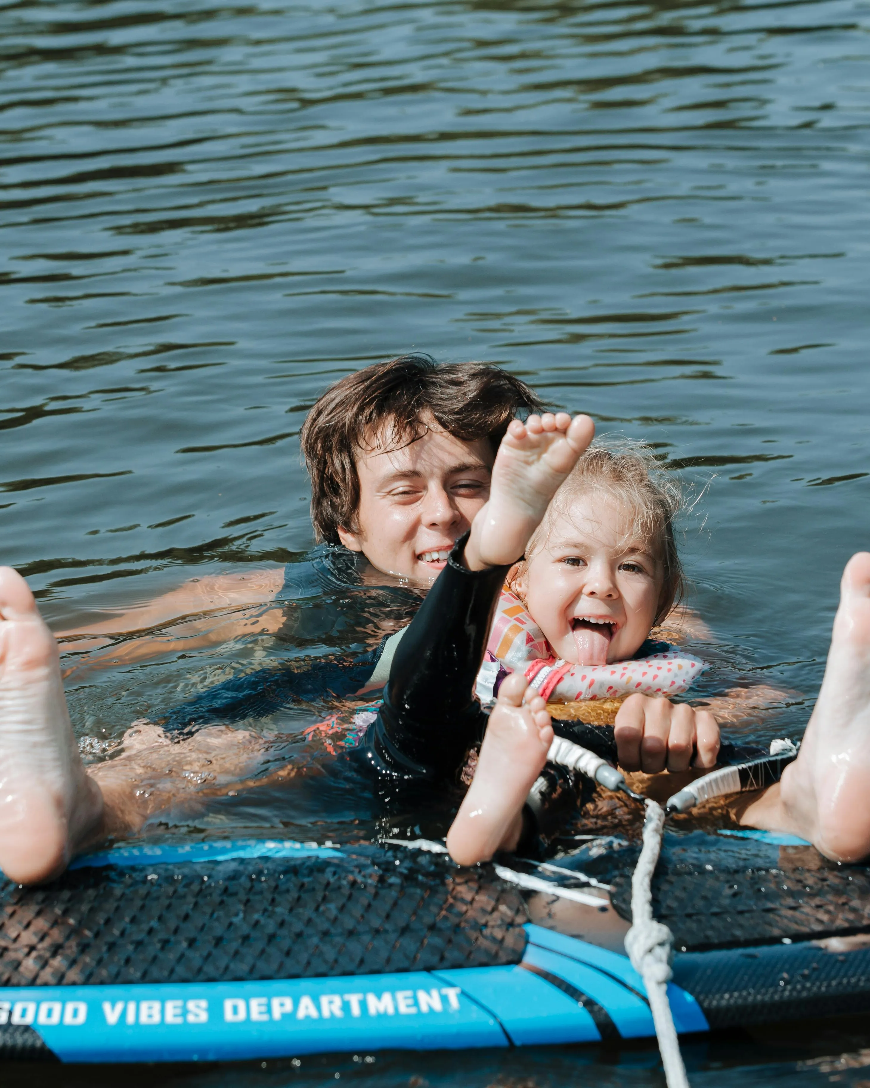 Pare fent surf amb la seva filla. Font: Pexels - Ron Lach