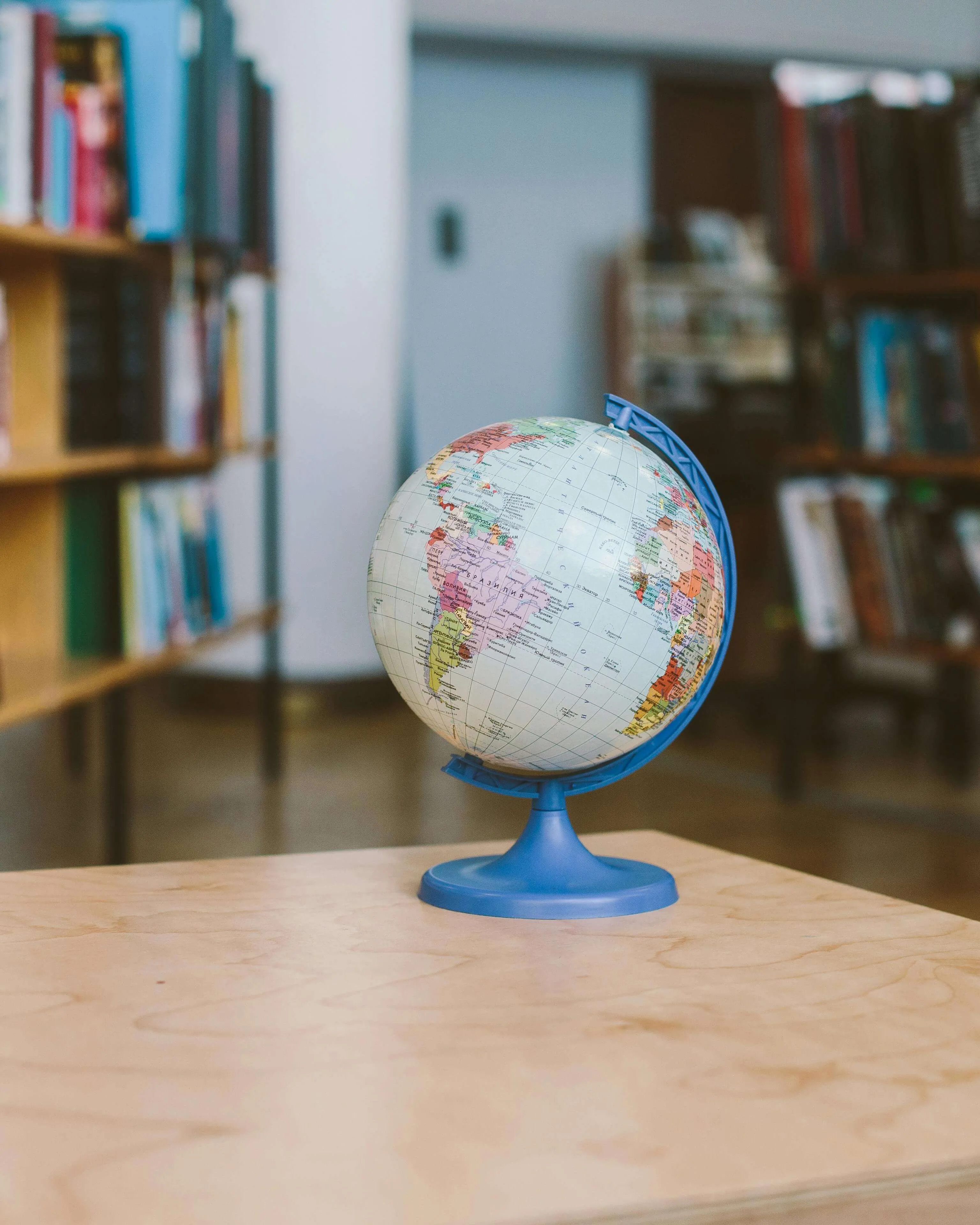 Bola del món sobre una taula en una biblioteca