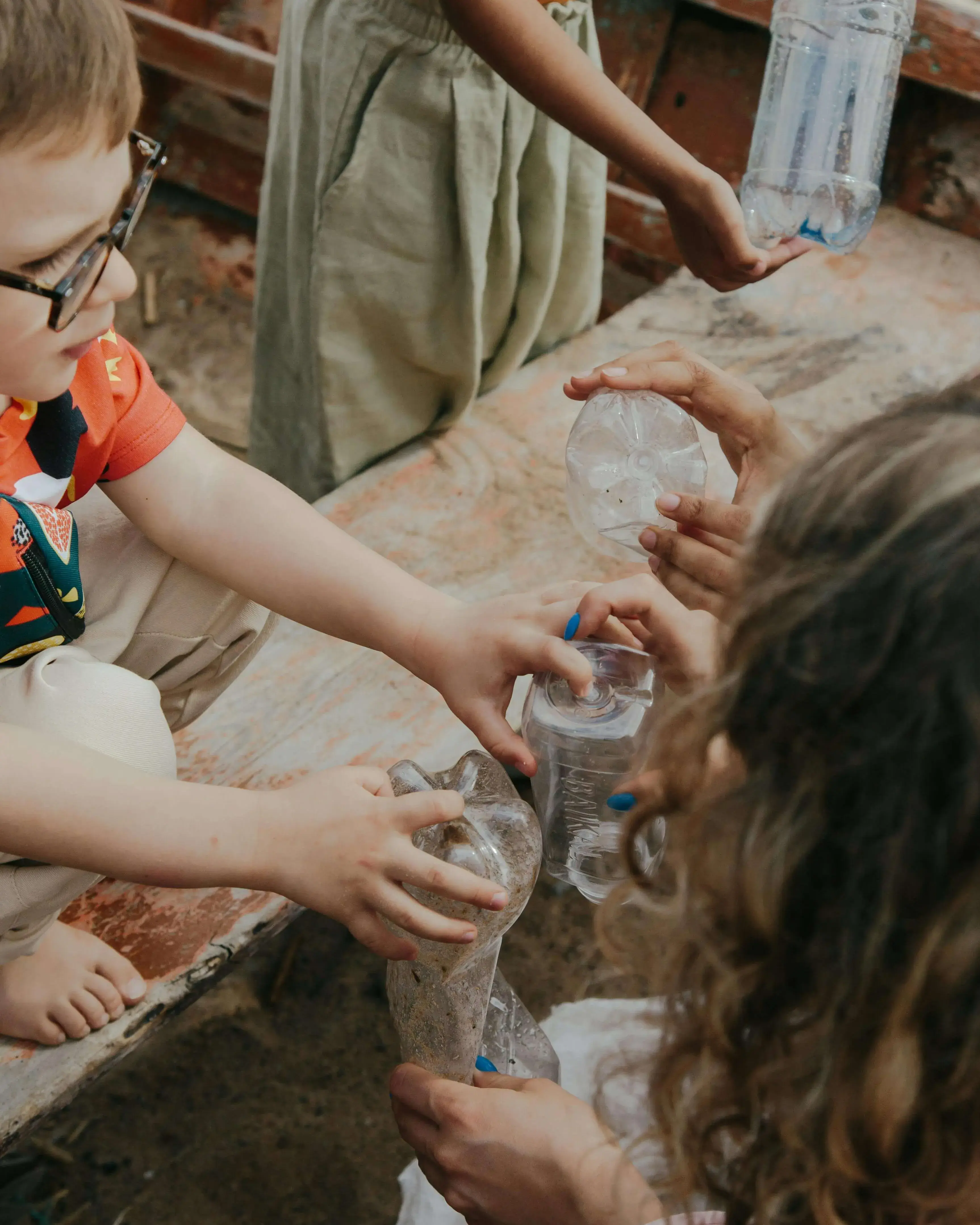 Infants fent un taller de reciclatge