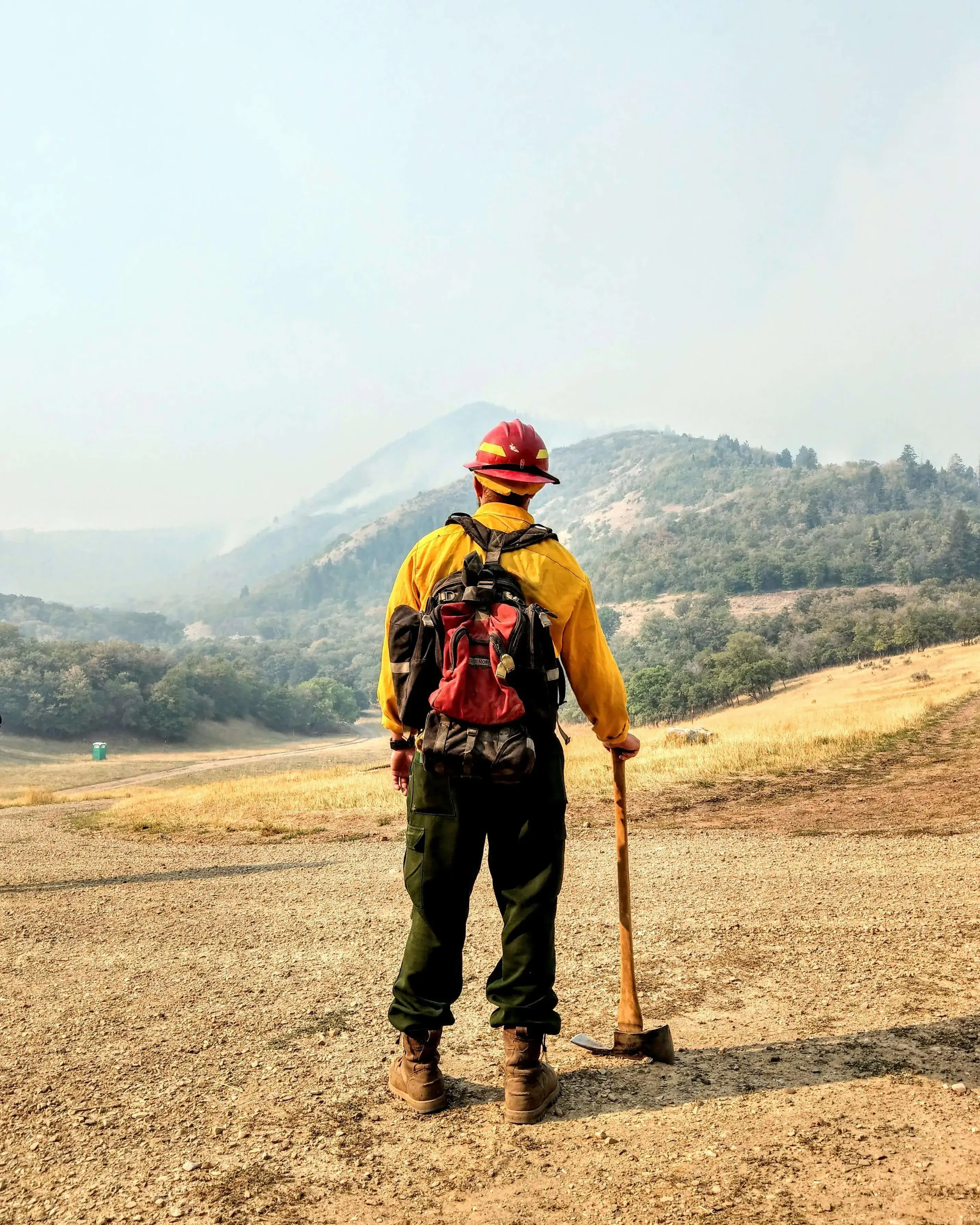 Bomber voluntari mirant un incendi des d'un camp
