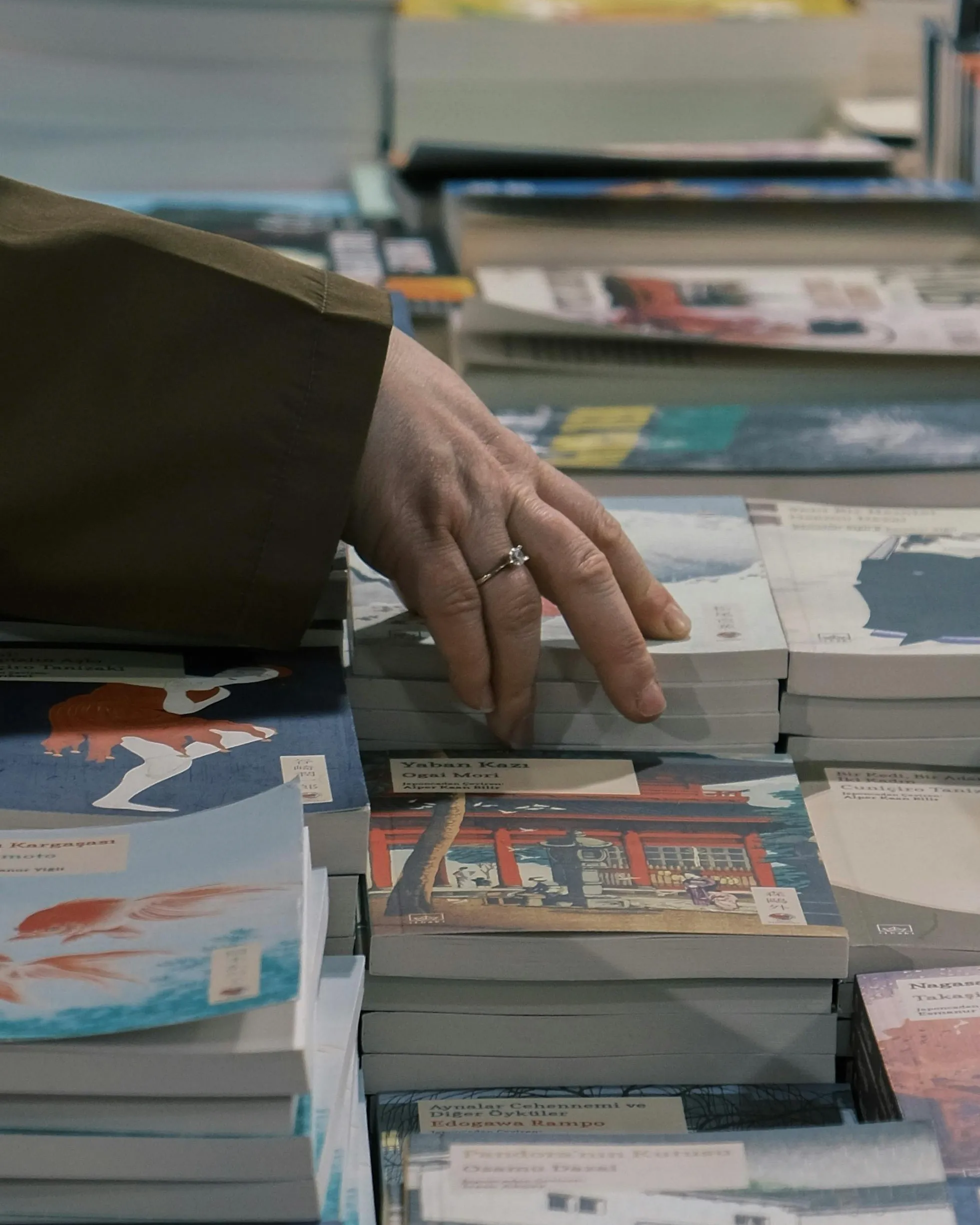 Mà remenant llibres en una parada