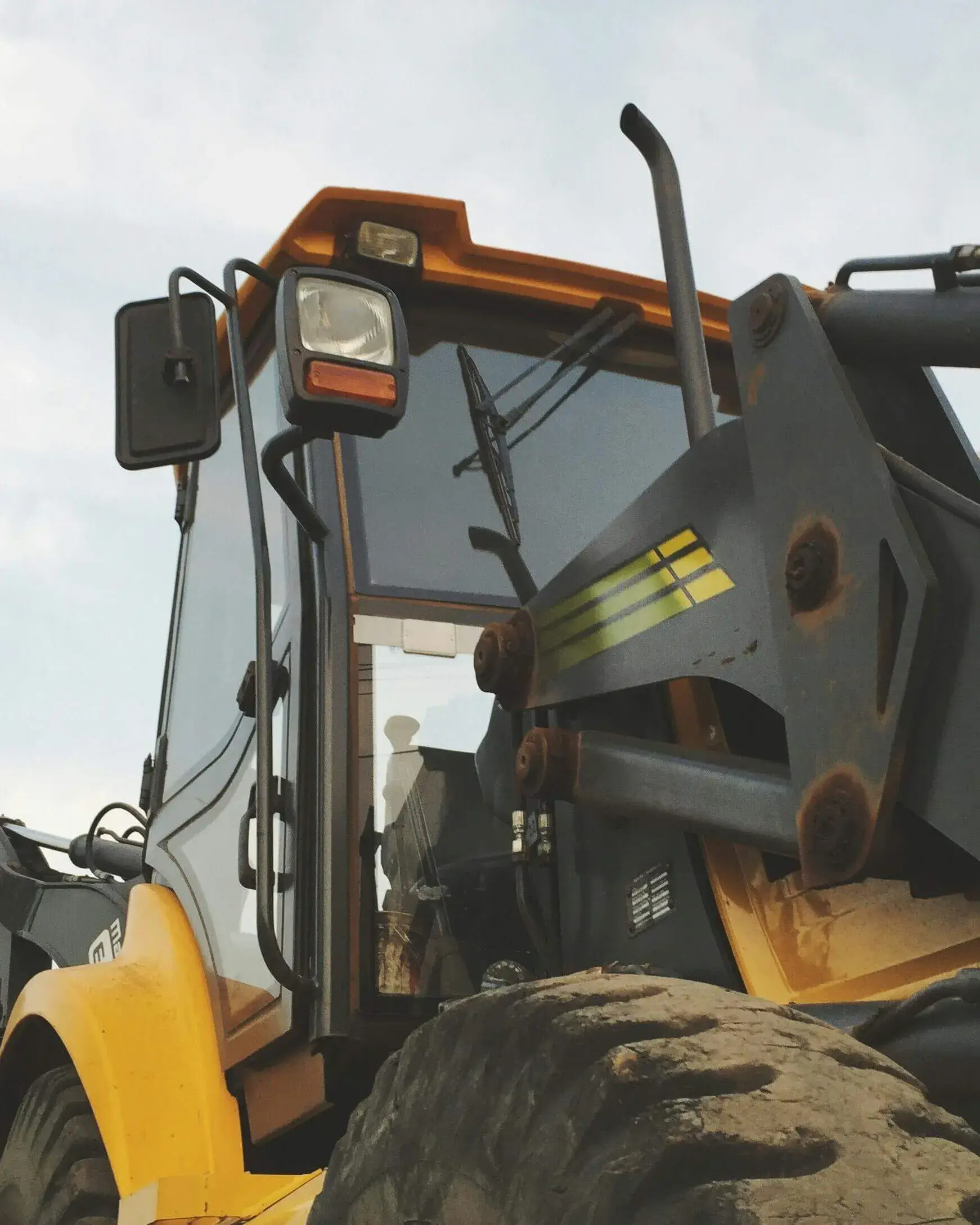 Primer pla de tractor amb fum per darrera