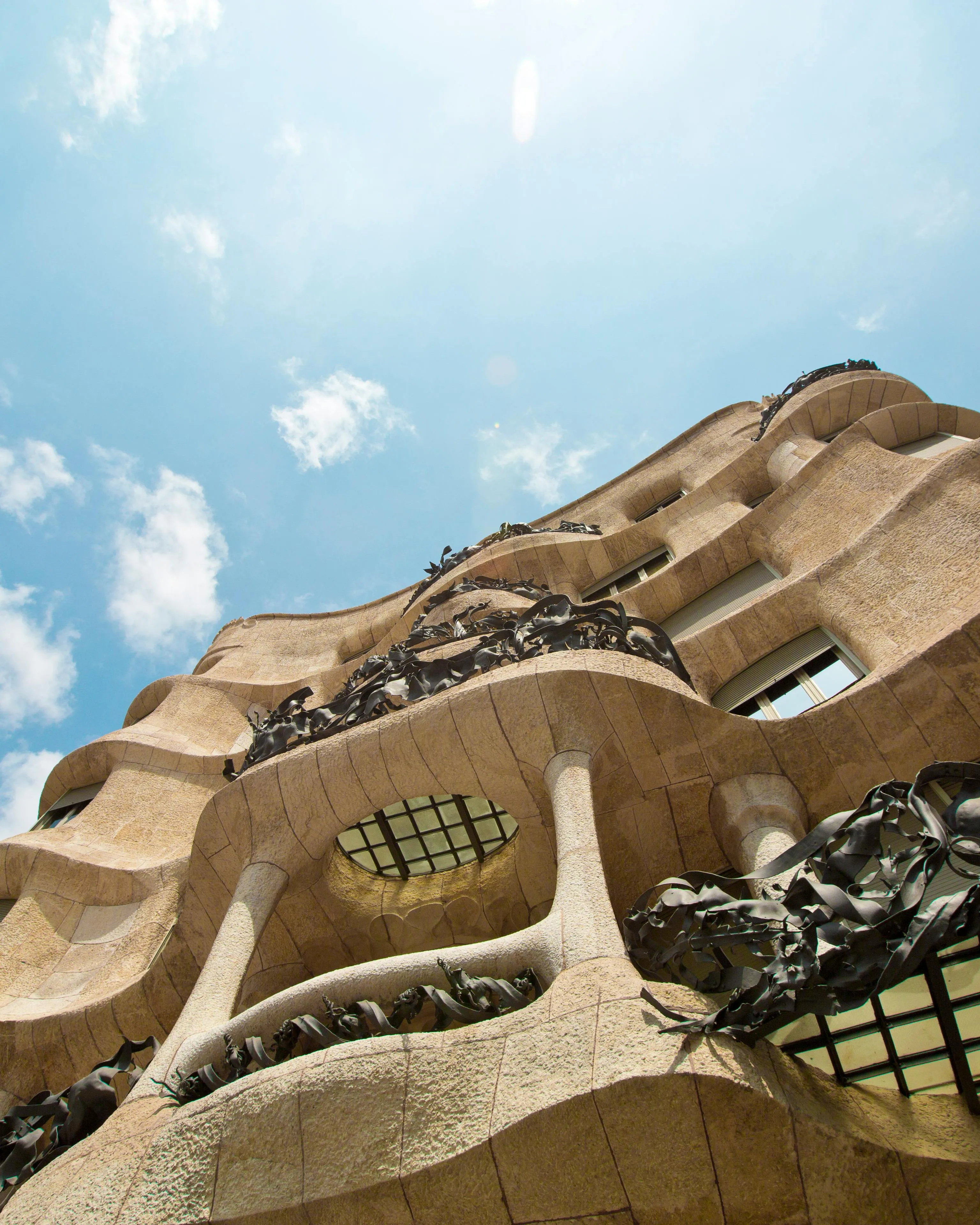 Fotografia de la Pedrera des de baix