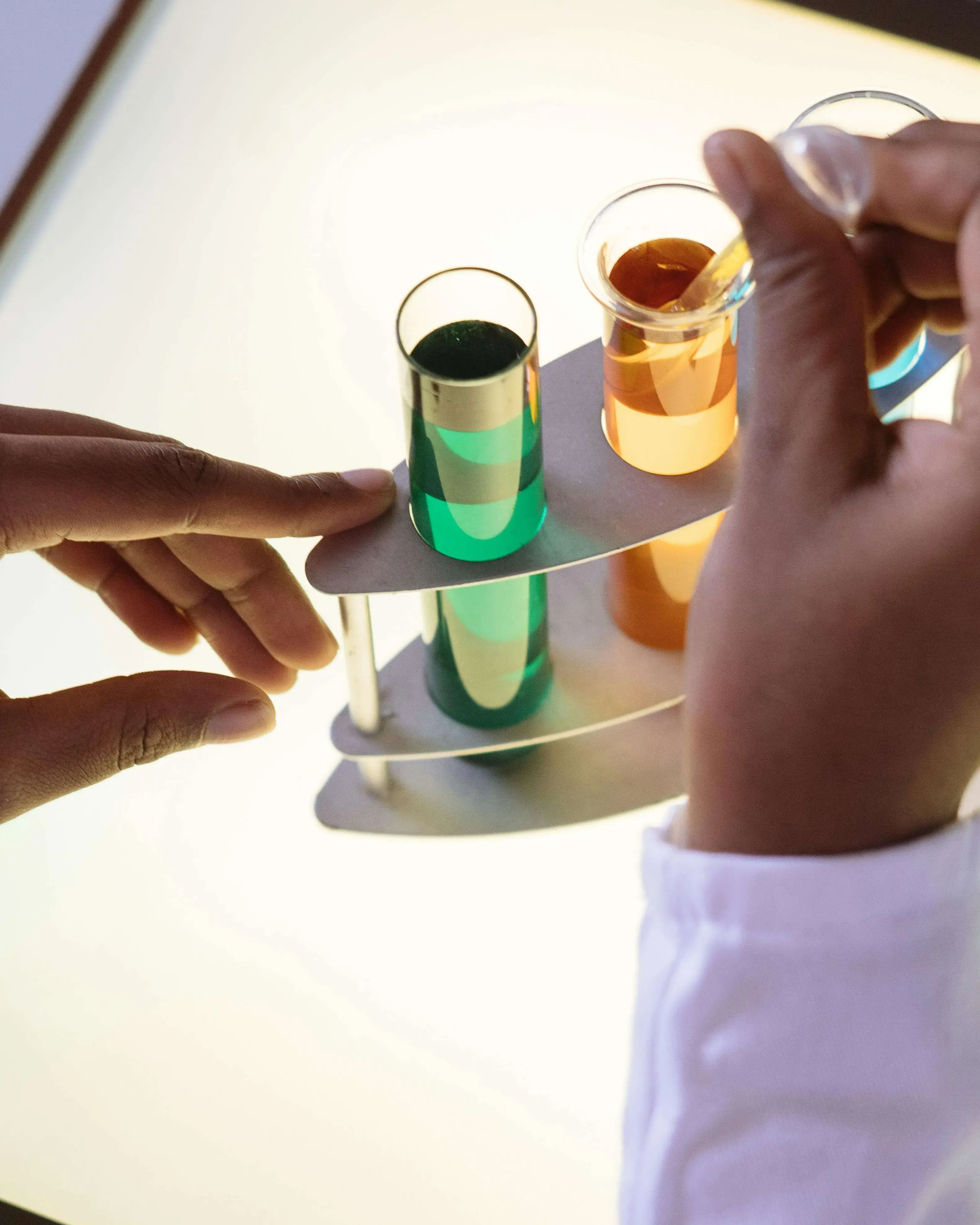Mà manipulant unes provetes en un laboratori