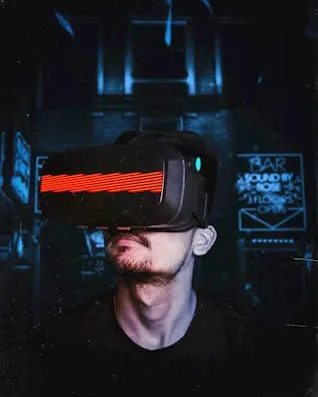 Home amb un casc de realitat virtual
