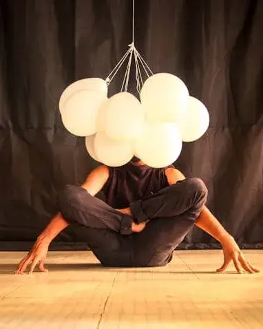 Persona en un escenari amb globus Persona en un escenari amb globus