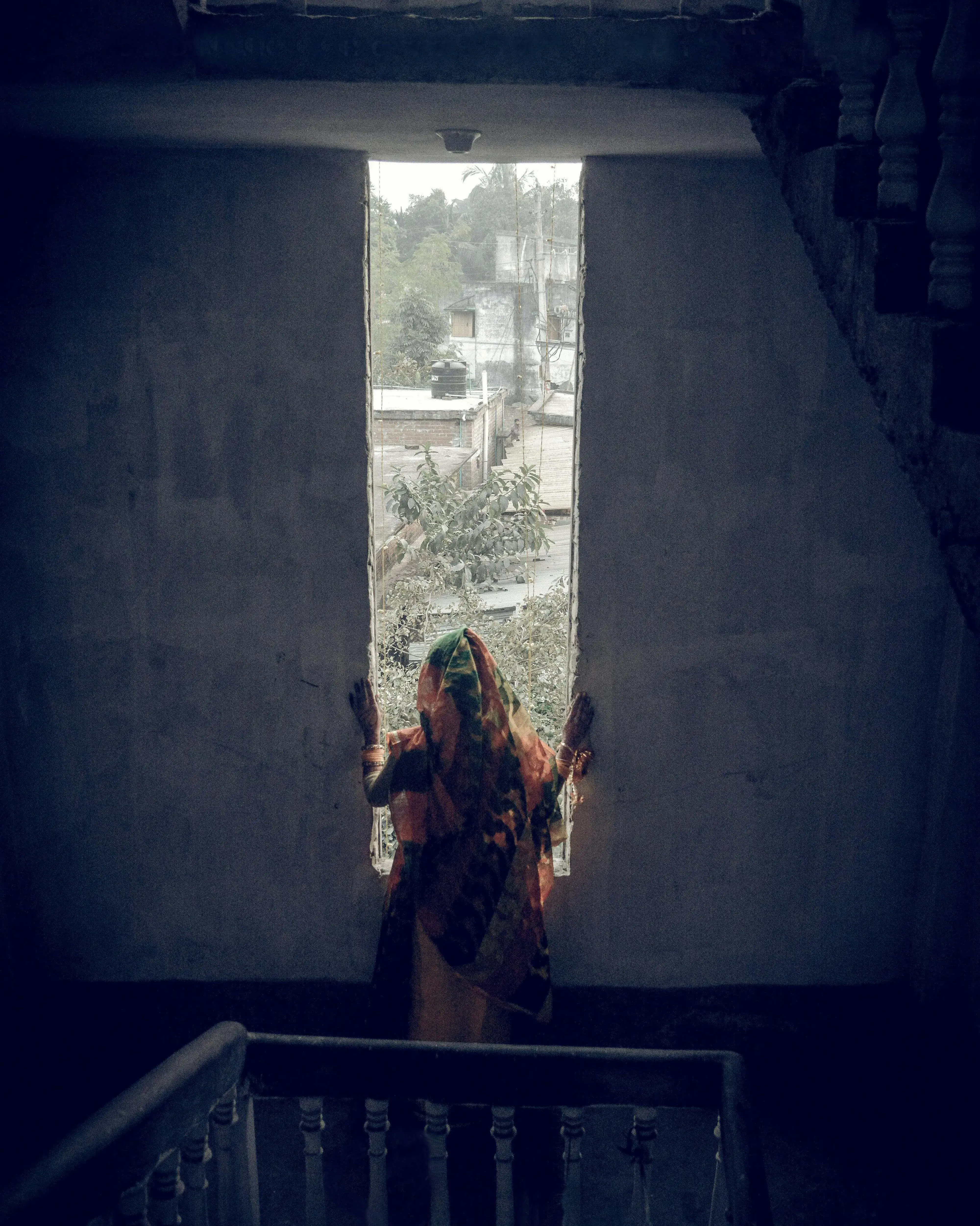 Dona de Bangladesh mirant per una finestra Dona de Bangladesh mirant per una finestra